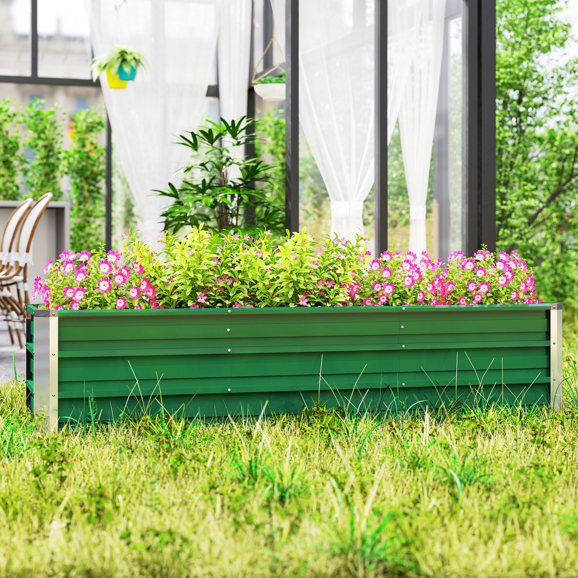 Ein grünes Hochbeet gefüllt mit grünen Pflanzen und rosa Blüten.