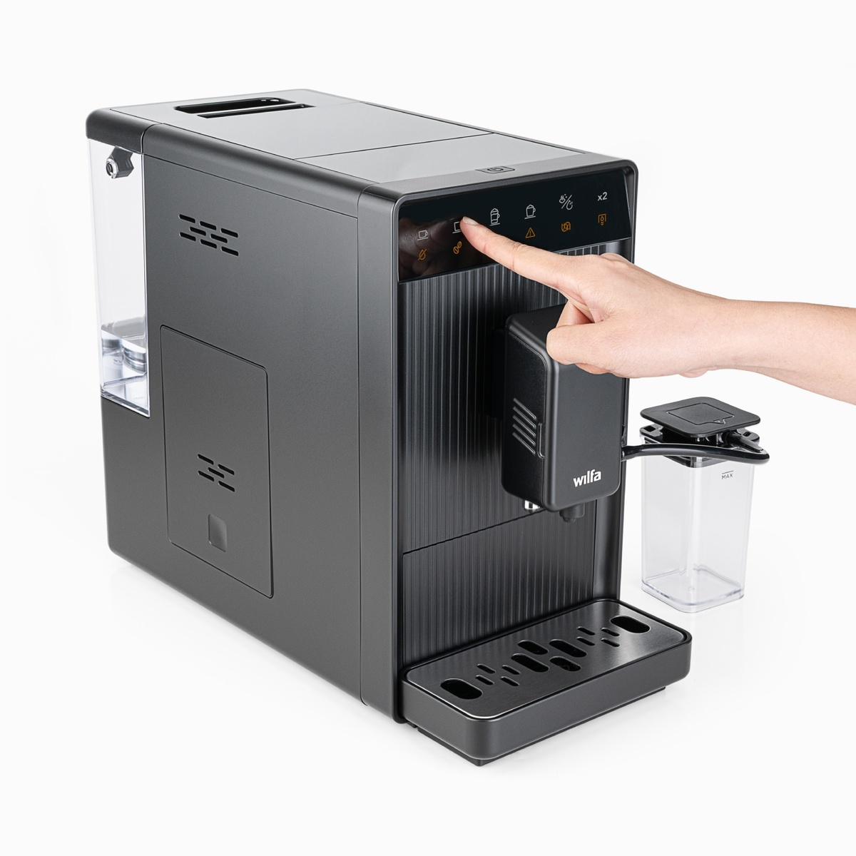 Máquina de café negra con una mano presionando un botón. Depósito de agua a la izquierda. Bandeja negra abajo.