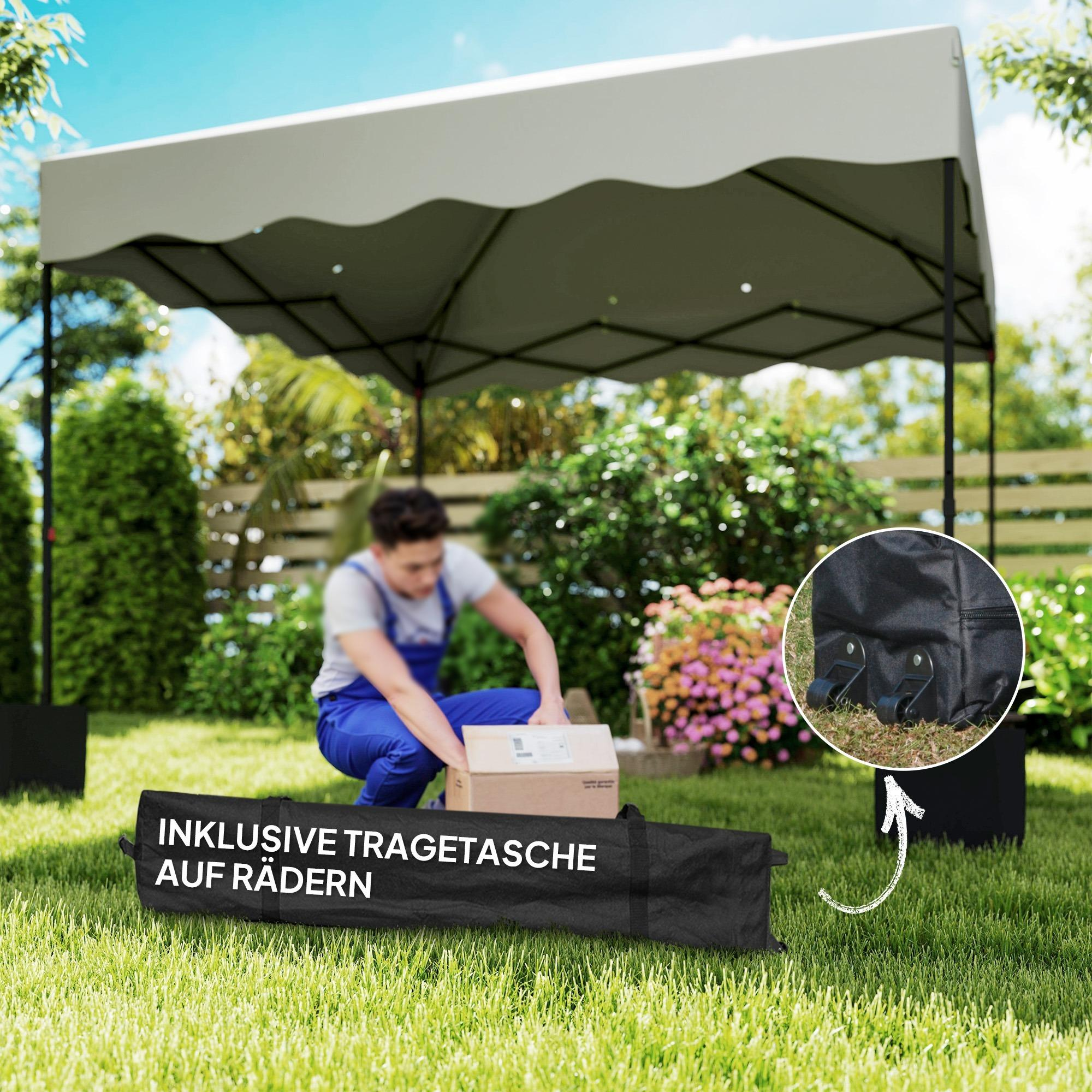 Ein Mann baut ein beiges Pop-up-Pavillon-Zelt auf grünem Gras auf. Eine Tragetasche ist am Boden zu sehen.