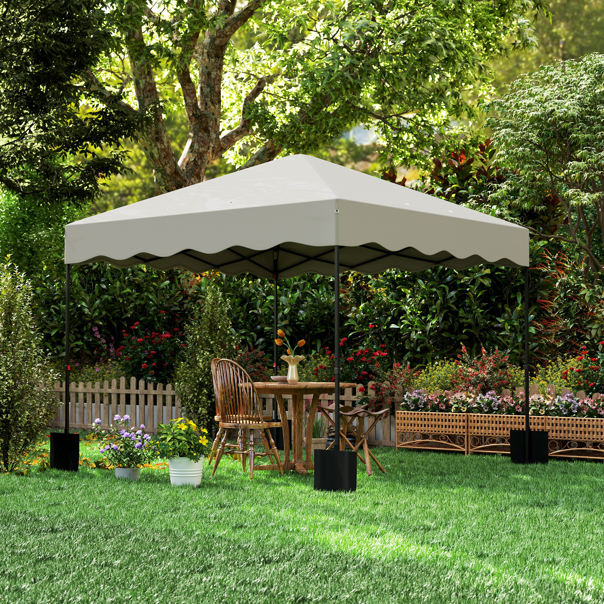 Beiger Pavillon in einem Garten mit Holzterrasse, Tisch, Stühlen und verschiedenen Pflanzen in Töpfen.