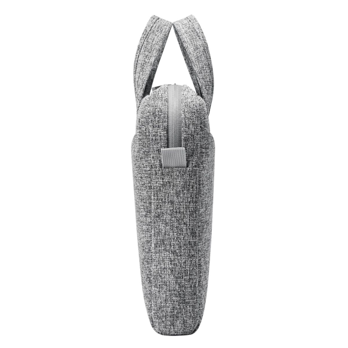 Eine hellgraue Laptoptasche ist in einer Seitenansicht mit Griffen, Reißverschluss und einer strukturierten Oberfläche auf weißem Hintergrund zu sehen.