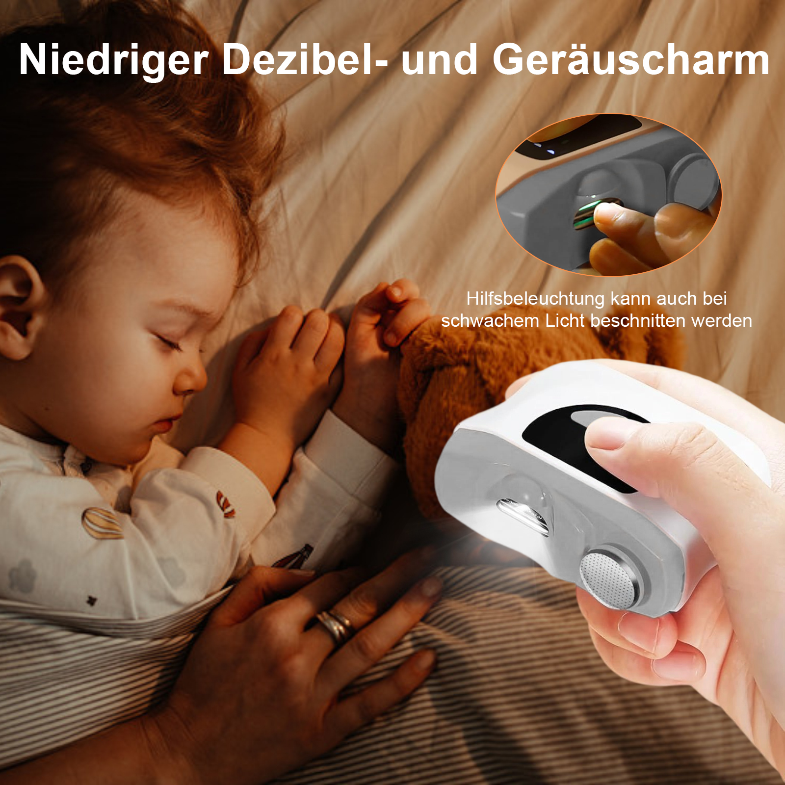 Ein schlafendes Baby neben einem Gerät, bei dem ein Knopf gedrückt wird. Eine Hand hält das Gerät.
