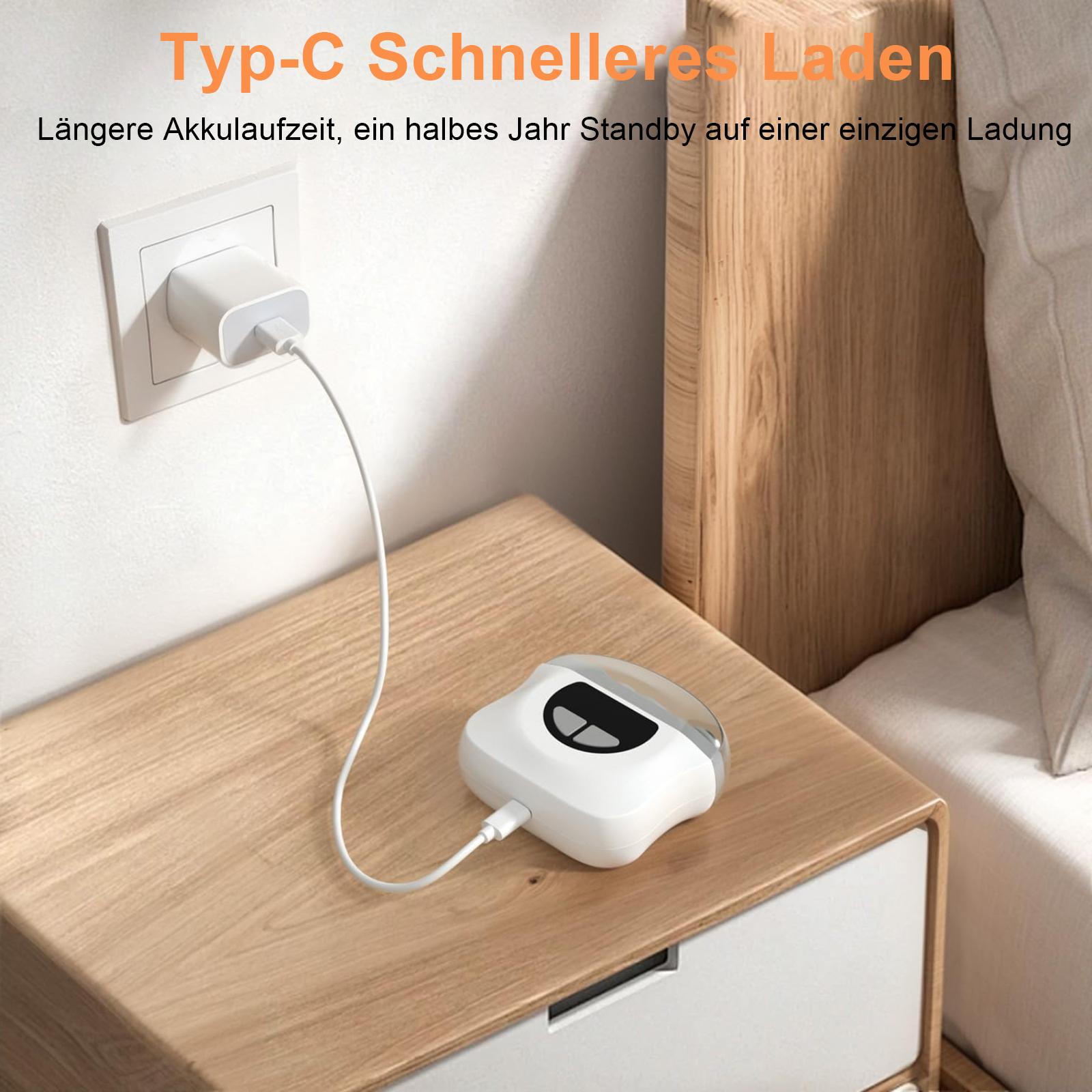 Weißer elektrischer Nagelknipser wird in einer Steckdose aufgeladen. Gerät auf Nachttisch, Kabel eingesteckt.