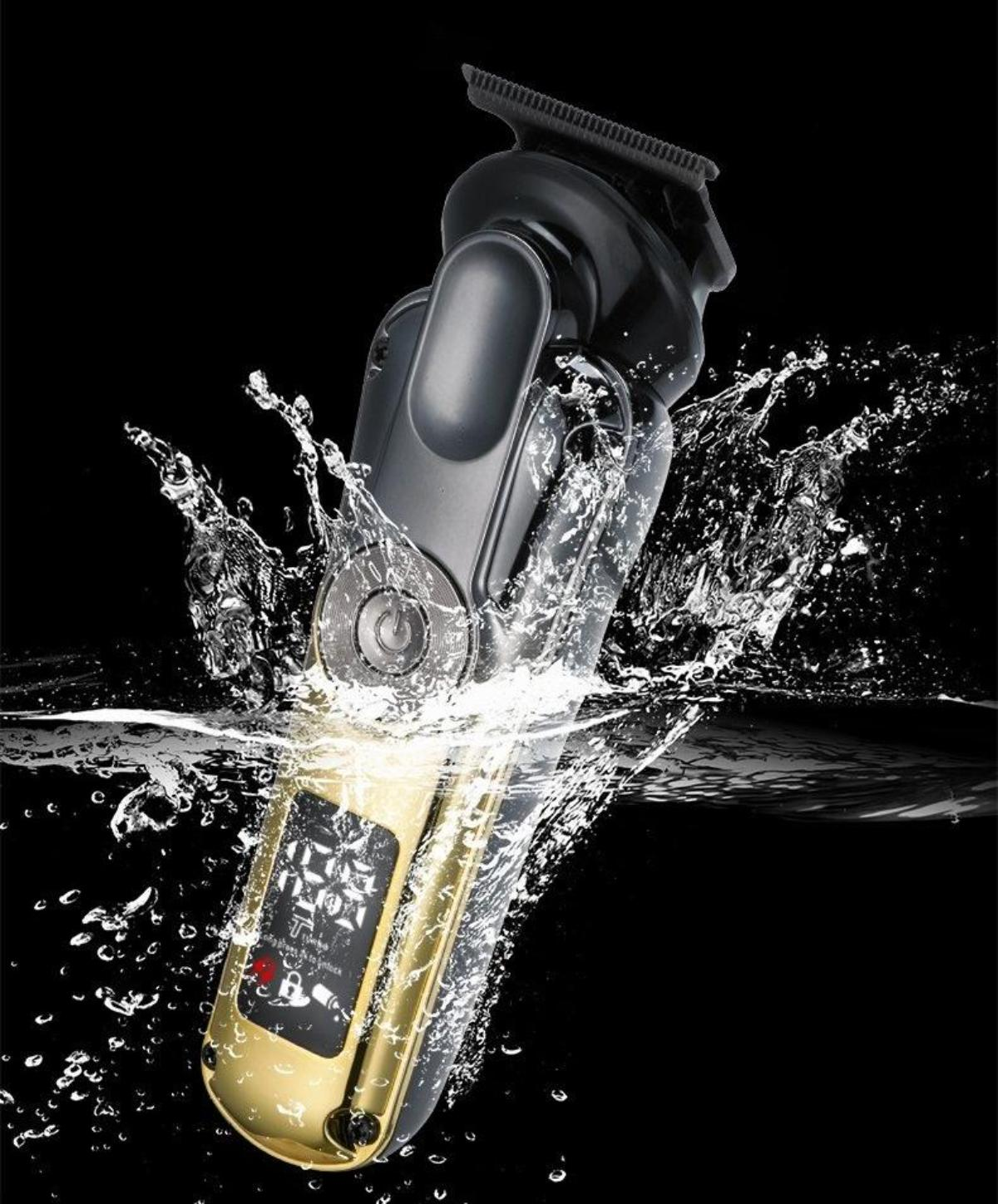 Nahaufnahme eines gold-schwarzen Elektrorasierers, der in Wasser getaucht ist, mit Wasserspritzern.