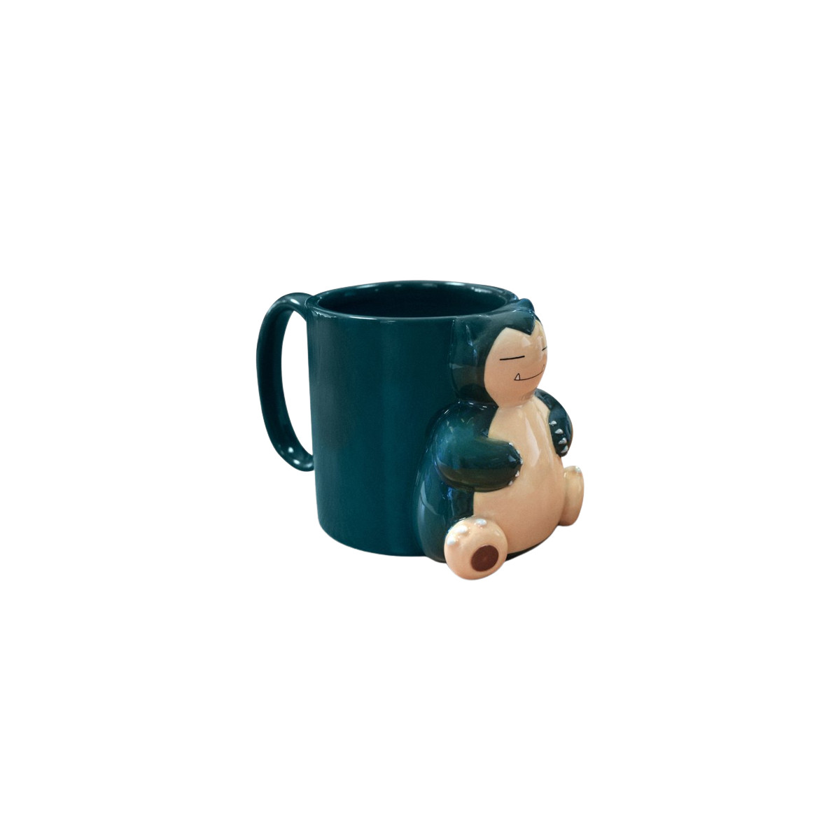 Ein Keramikbecher in Form von Snorlax, einem Pokémon-Charakter.