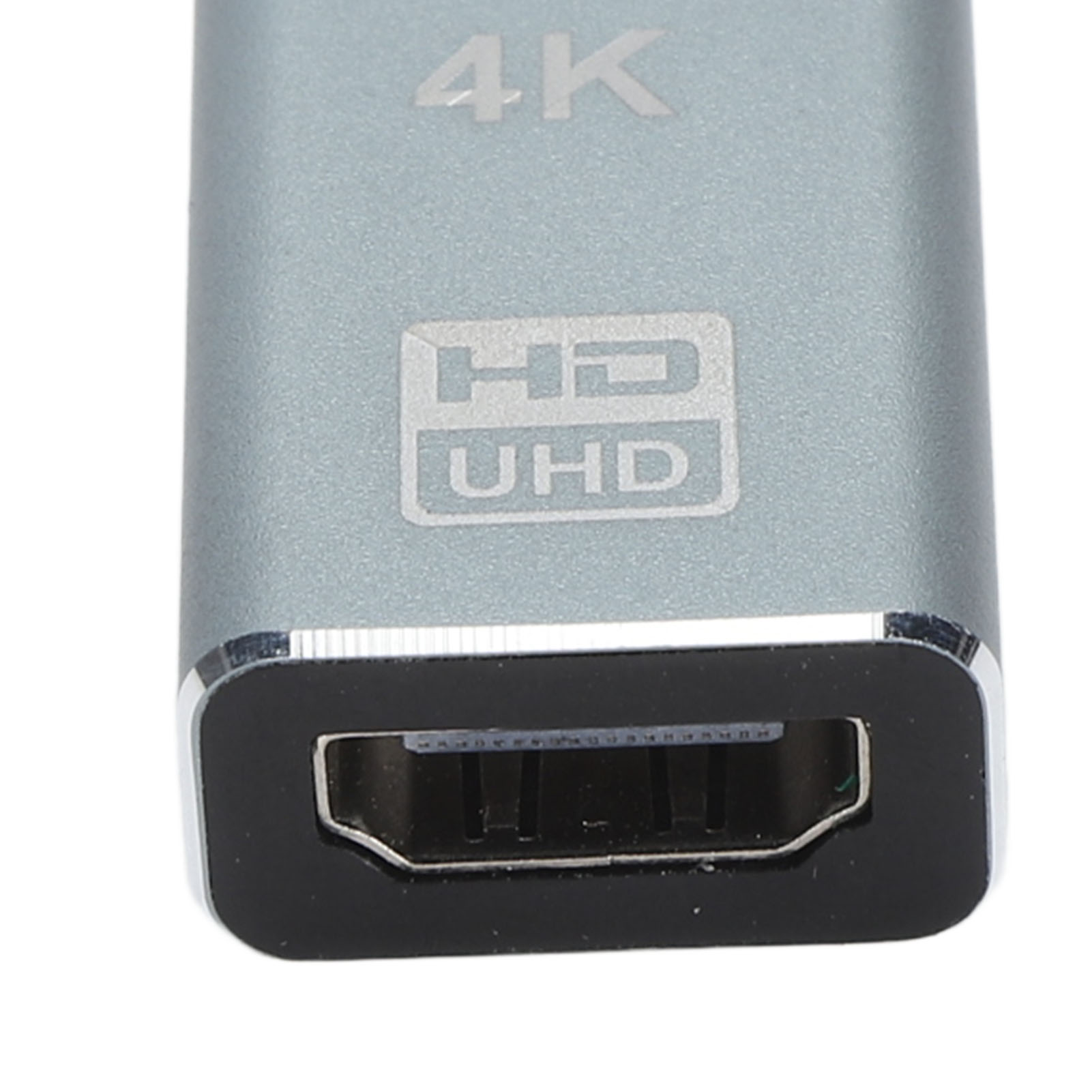 Nahaufnahme eines silbernen Adapters mit 4K UHD-Markierung. Es hat einen schwarzen Rahmen um den HDMI-Anschluss.