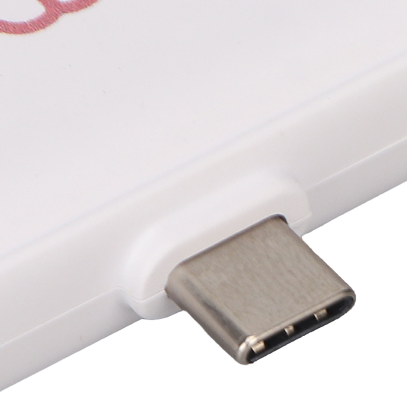 Nahaufnahme einer weißen Box mit einem USB-C-Anschluss.