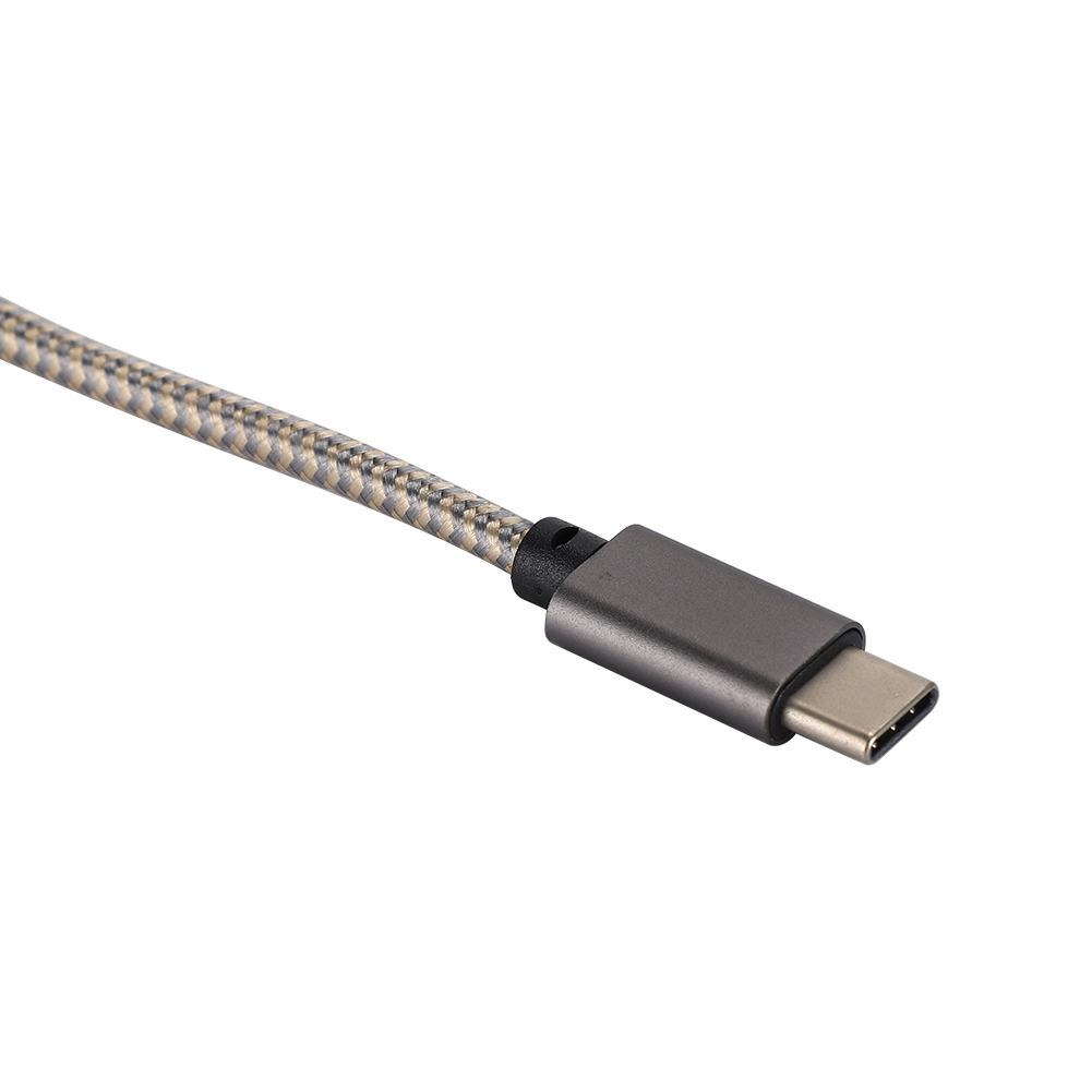 Nahaufnahme eines USB-C-Kabels mit grauem Stecker und geflochtenem Kabel, weißer Hintergrund.