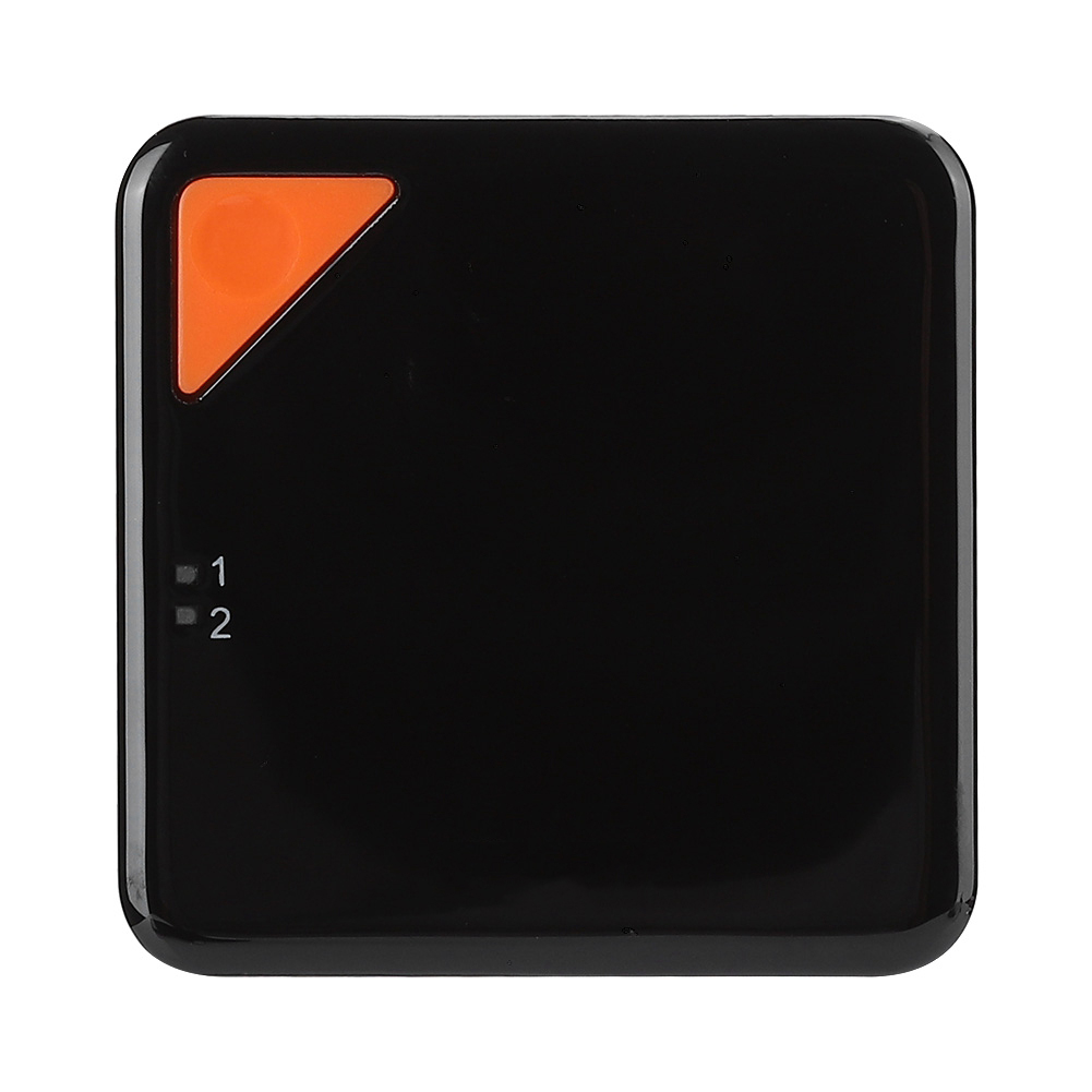 Ein schwarzes, quadratisches Gerät mit einem orangefarbenen Dreiecksknopf und zwei nummerierten Quadraten.