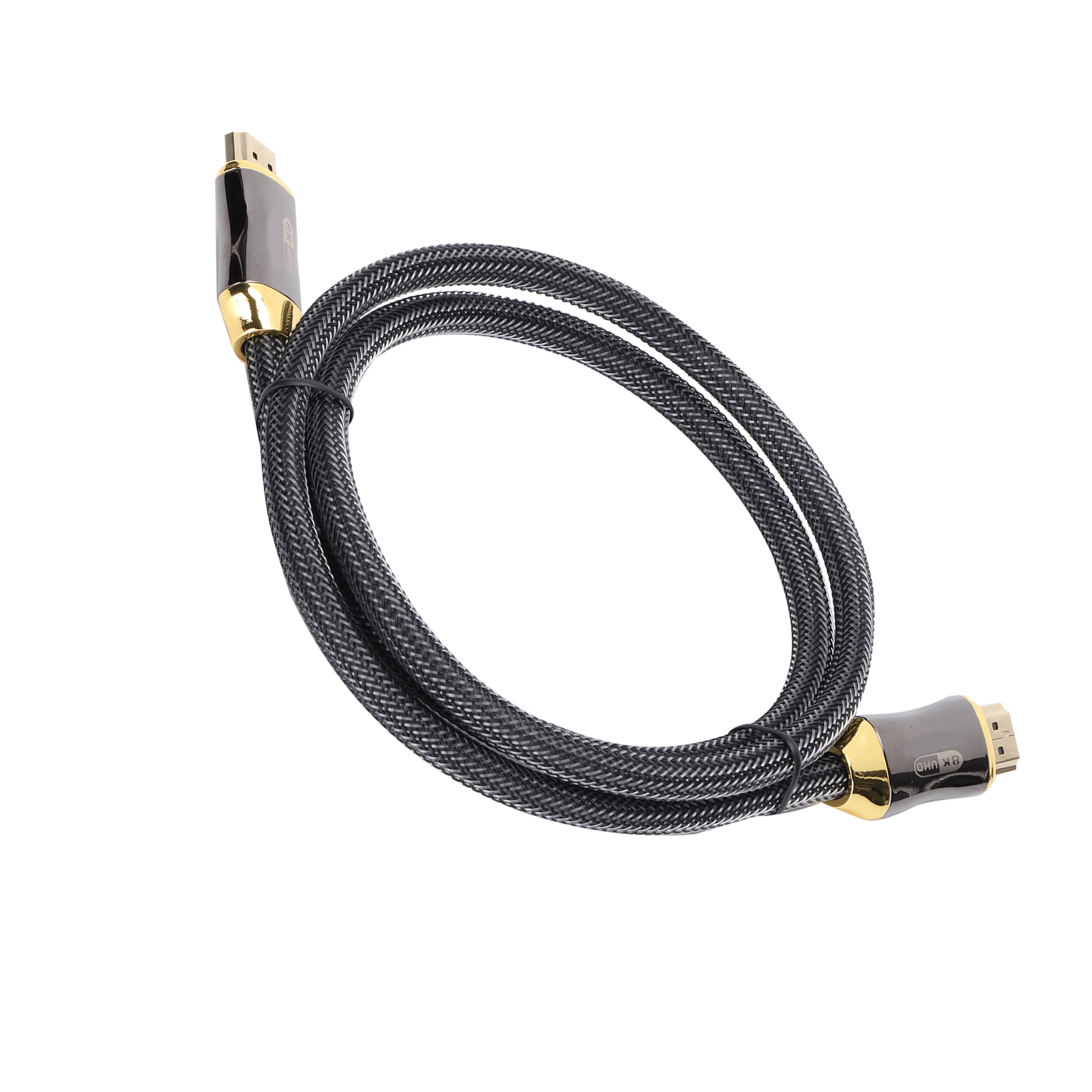 Schwarzes HDMI-Kabel mit goldenen Steckern, auf weißem Hintergrund aufgerollt. Das Kabel ist mittig im Bild.