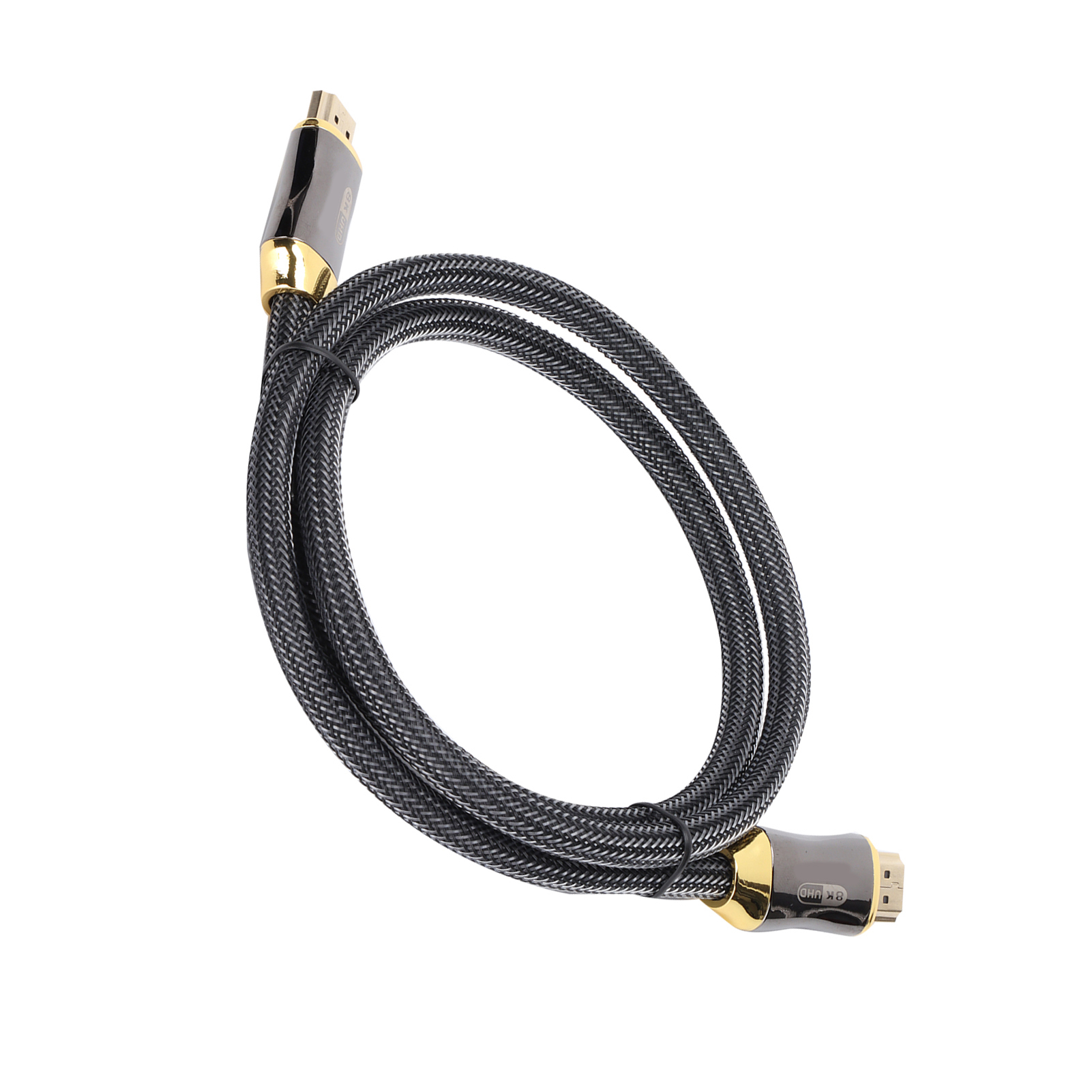 Ein schwarzes HDMI-Kabel mit goldenen Anschlüssen auf weißem Hintergrund. Das Kabel ist dunkelgrau geflochten.