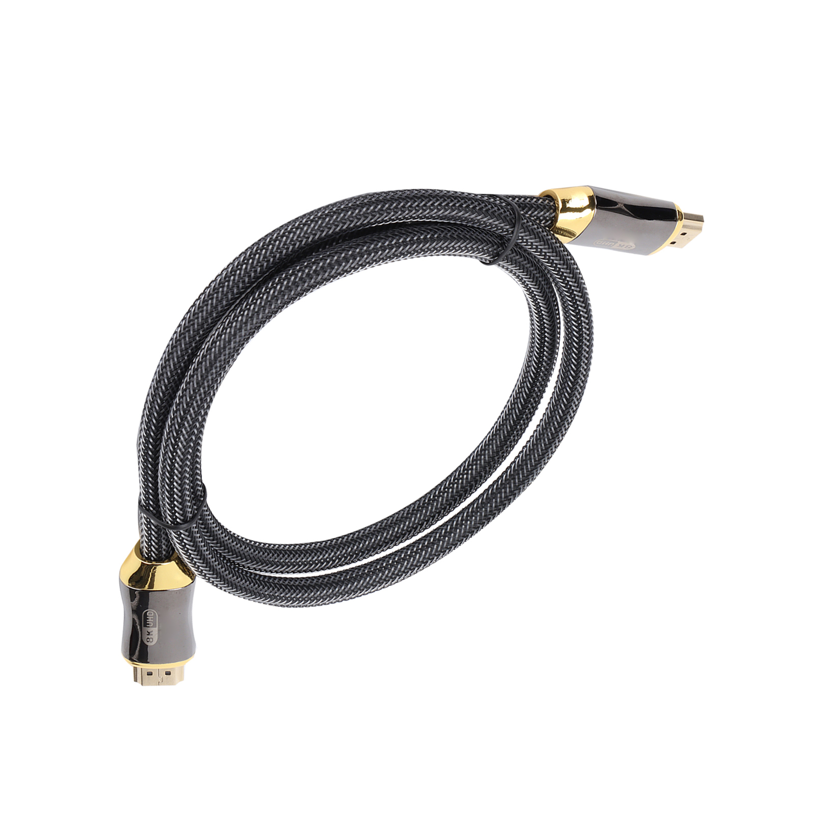Schwarzes HDMI-Kabel mit goldenen Steckern, aufgerollt, auf weißem Hintergrund. Das Kabel ist abgewinkelt.