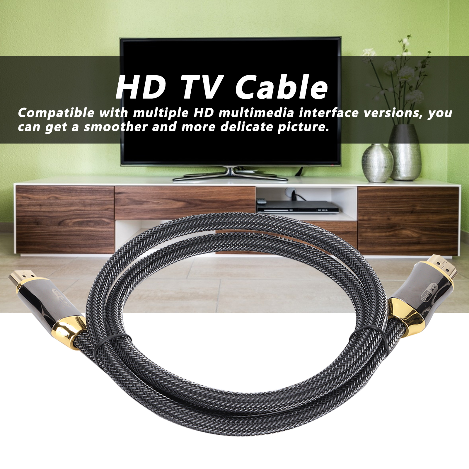 Ein schwarzes HDMI-Kabel mit goldenen Anschlüssen vor einem Fernseher und einem Holzschrank, auf weißem Hintergrund.