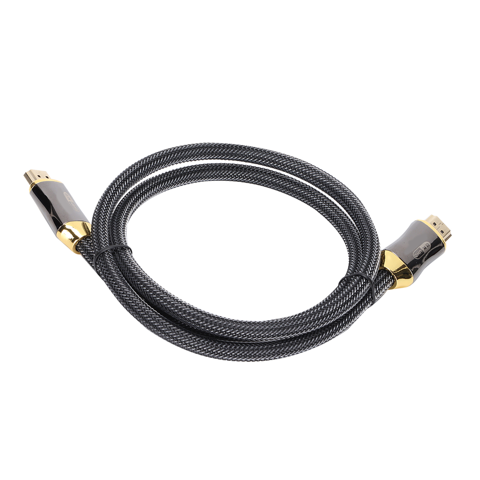 Schwarzes HDMI-Kabel mit goldenen Steckern, aufgerollt auf weißem Hintergrund. Das Kabel ist abgewinkelt.