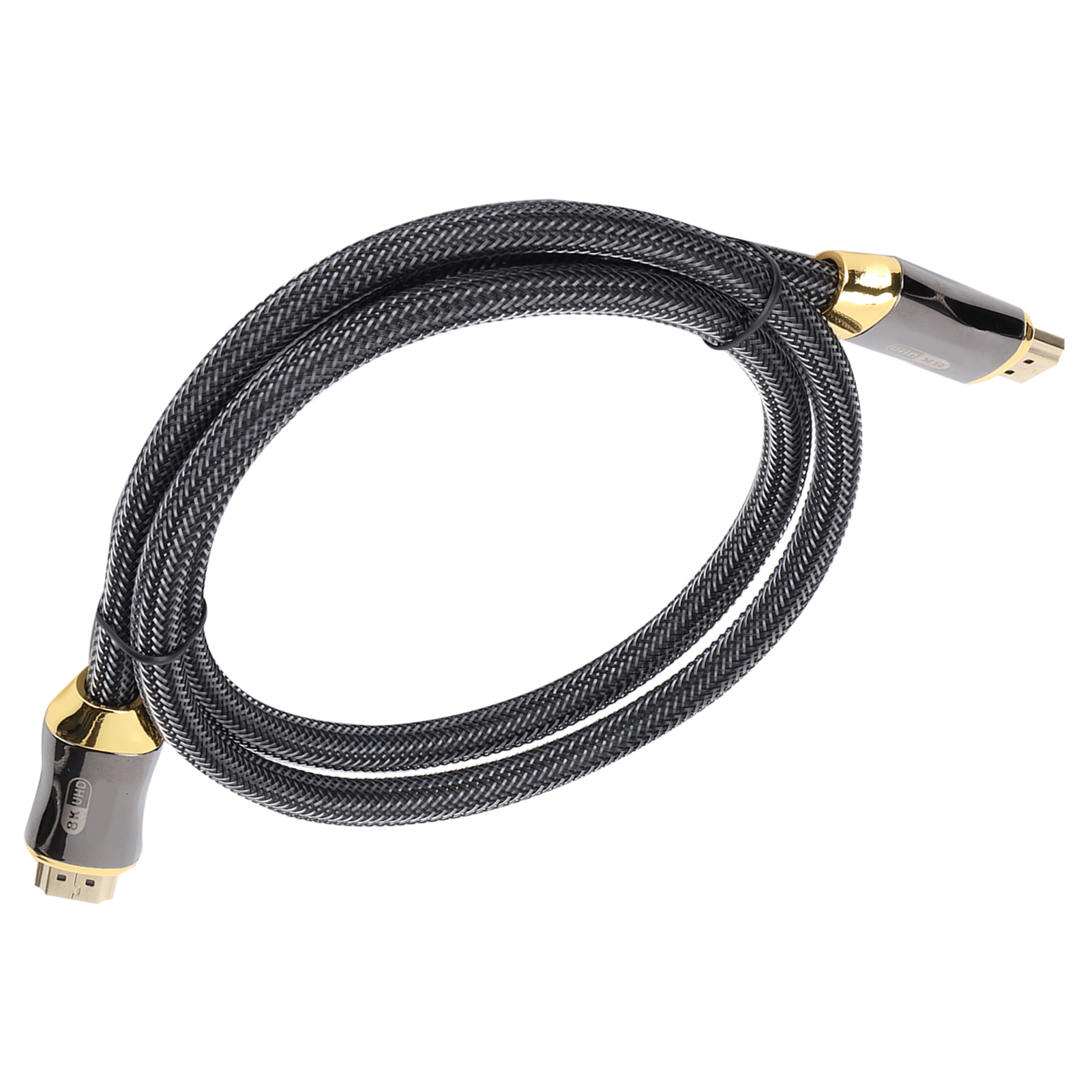 Schwarzes HDMI-Kabel mit goldenen Steckern, aufgerollt, auf weißem Hintergrund. Das Kabel ist abgewinkelt.