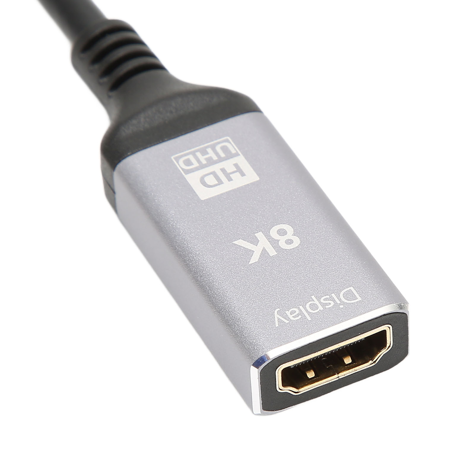Nahaufnahme eines 8K DisplayPort-Adapters. Silberfarben, mit dem Text "8K Display" und "DP 1.4 Source".