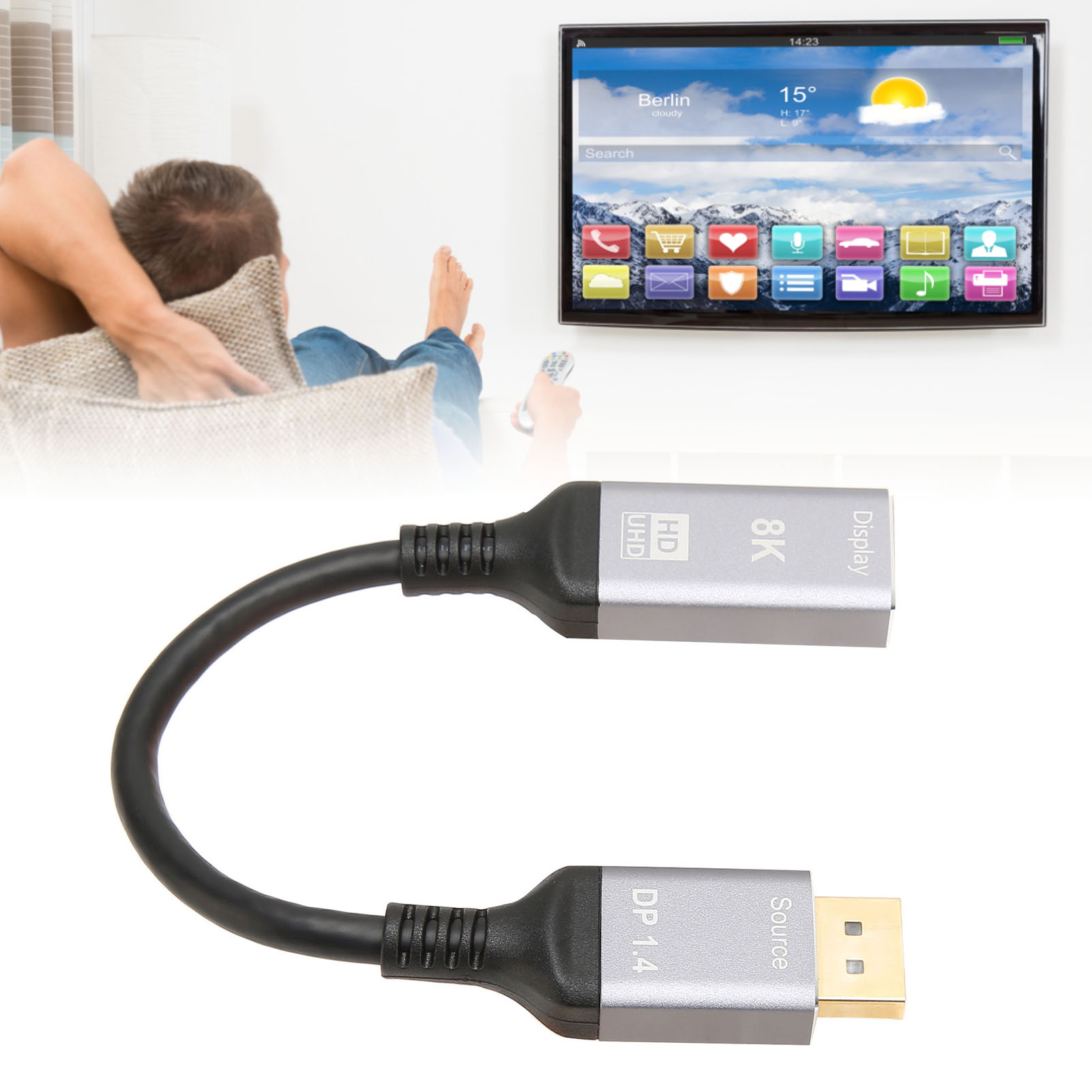 Ein Mann sieht fern und zeigt das Berliner Wetter. Ein DisplayPort-Kabel verbindet TV und Quelle.