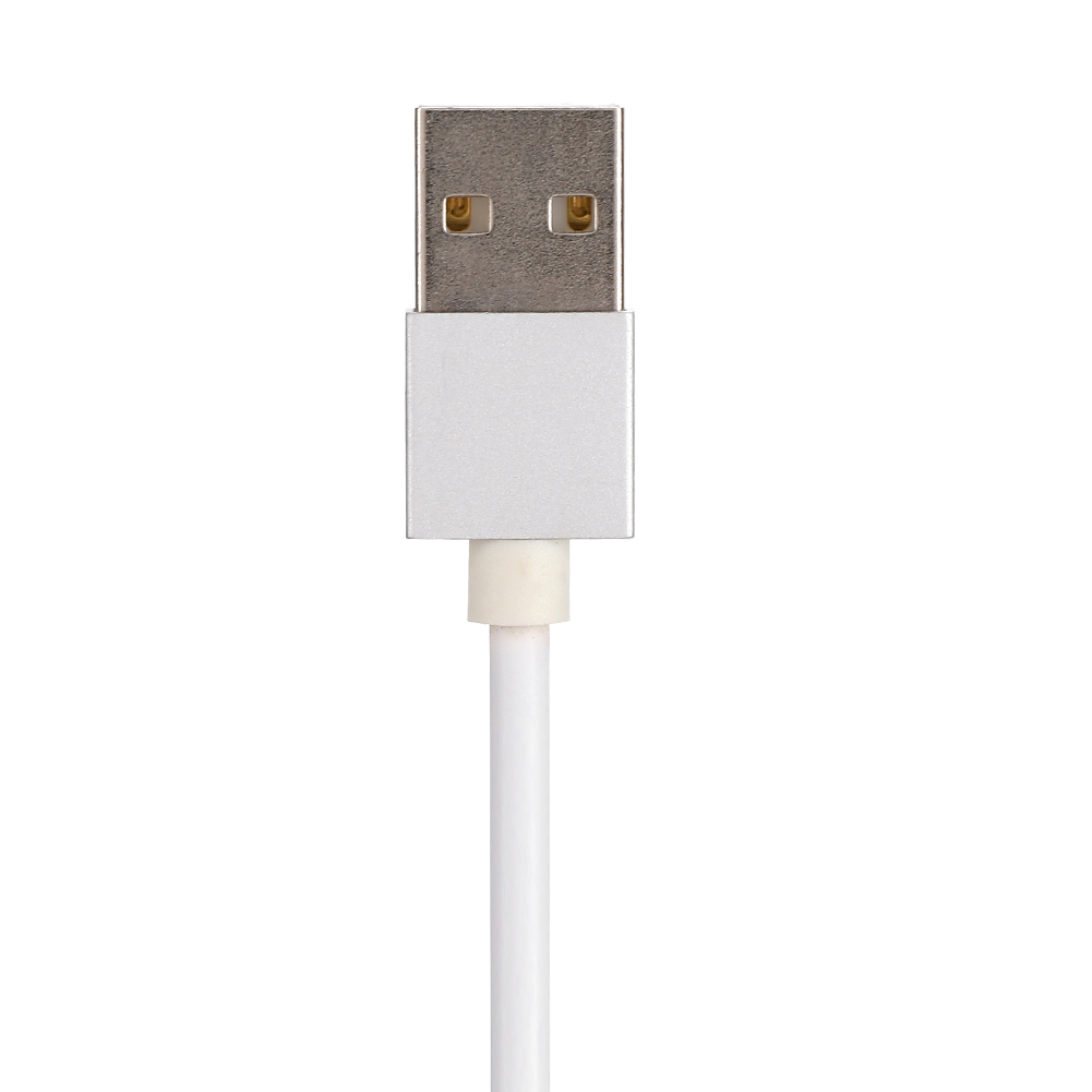 Ein silberner USB-Anschluss mit weißem Kabel, isoliert auf weißem Hintergrund.