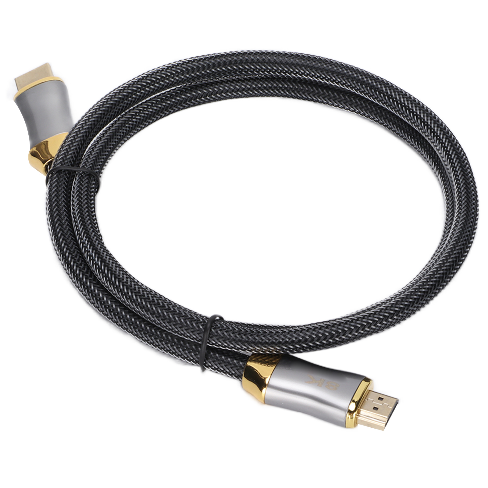 Schwarz geflochtenes HDMI-Kabel mit goldfarbenen Steckern, vor weißem Hintergrund gezeigt.