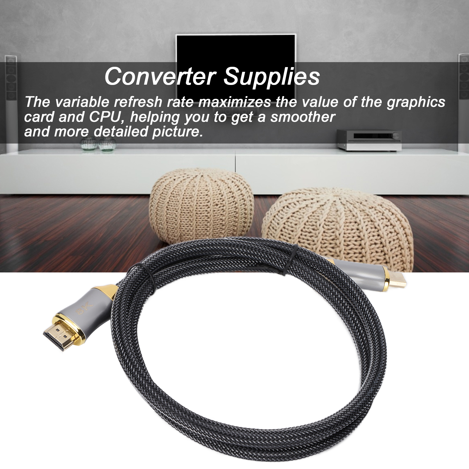 Ein HDMI-Kabel mit goldenen Anschlüssen, das Kabel ist schwarz, und der Hintergrund umfasst einen Fernseher und Möbel.