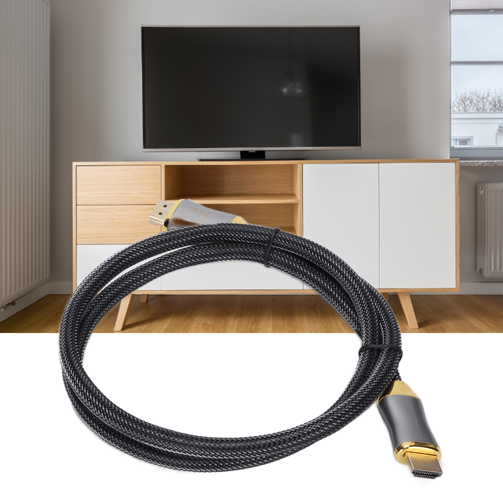 HDMI-Kabel vor Fernseher und Schrank. Das Kabel ist schwarz und grau, mit silbernen Steckern.