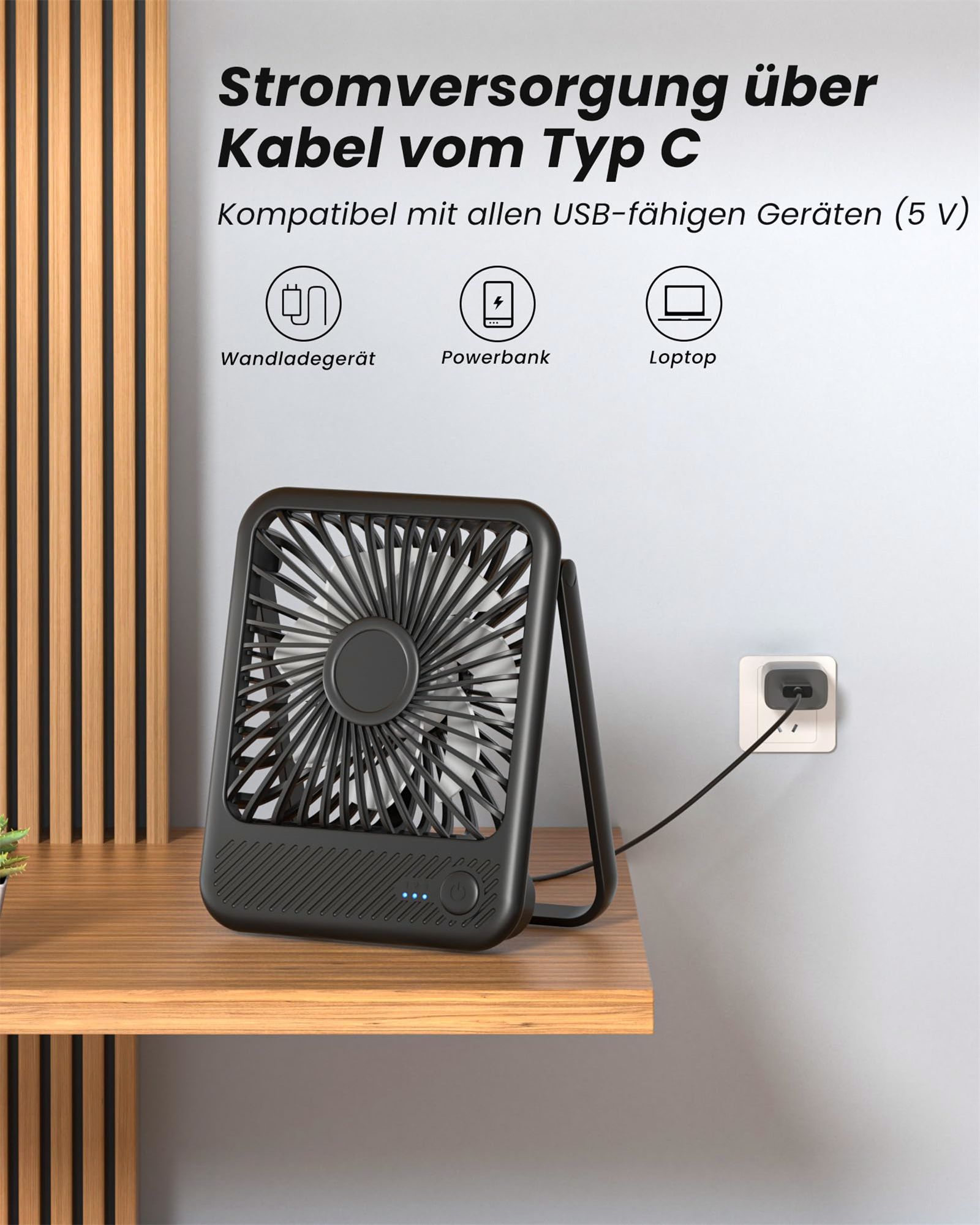 Ein kleiner schwarzer Ventilator, der auf einem Regal steht und an eine Steckdose angeschlossen ist.