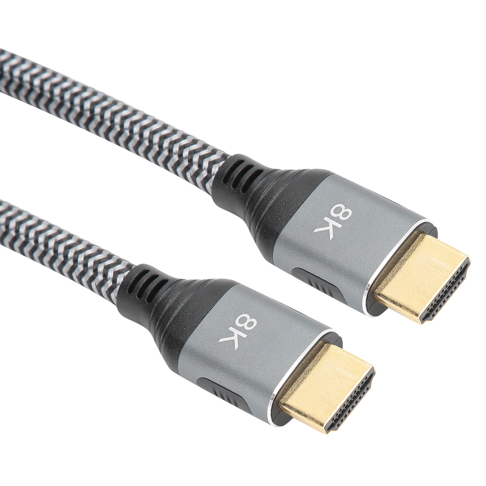 Nahaufnahme von zwei 8K-HDMI-Kabelanschlüssen mit einem geflochtenen Kabel. Die Anschlüsse sind grau mit goldenen Enden.