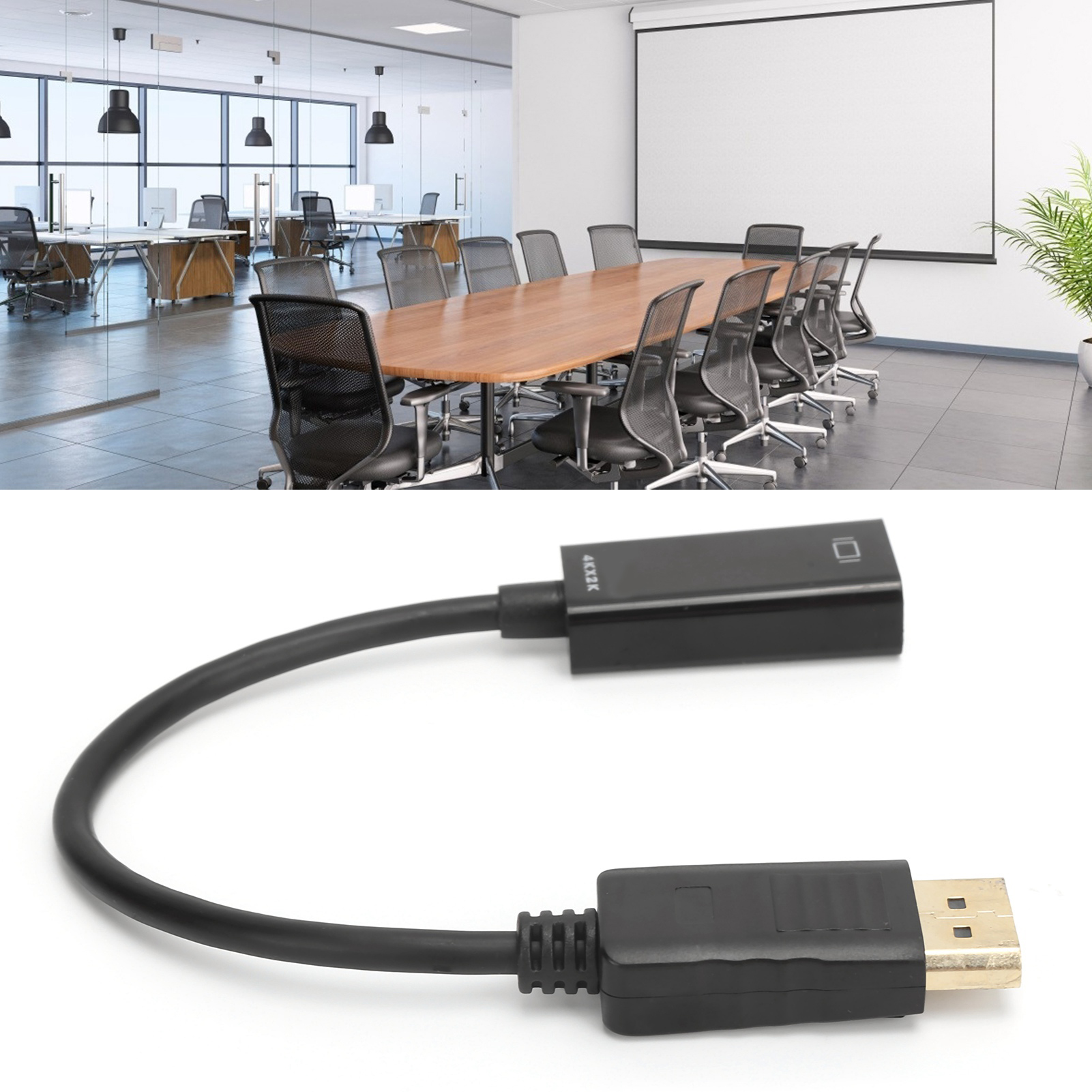Konferenzraum mit langem Holztisch und schwarzen Stühlen. Schwarzer DisplayPort-Adapter auf dem Tisch.