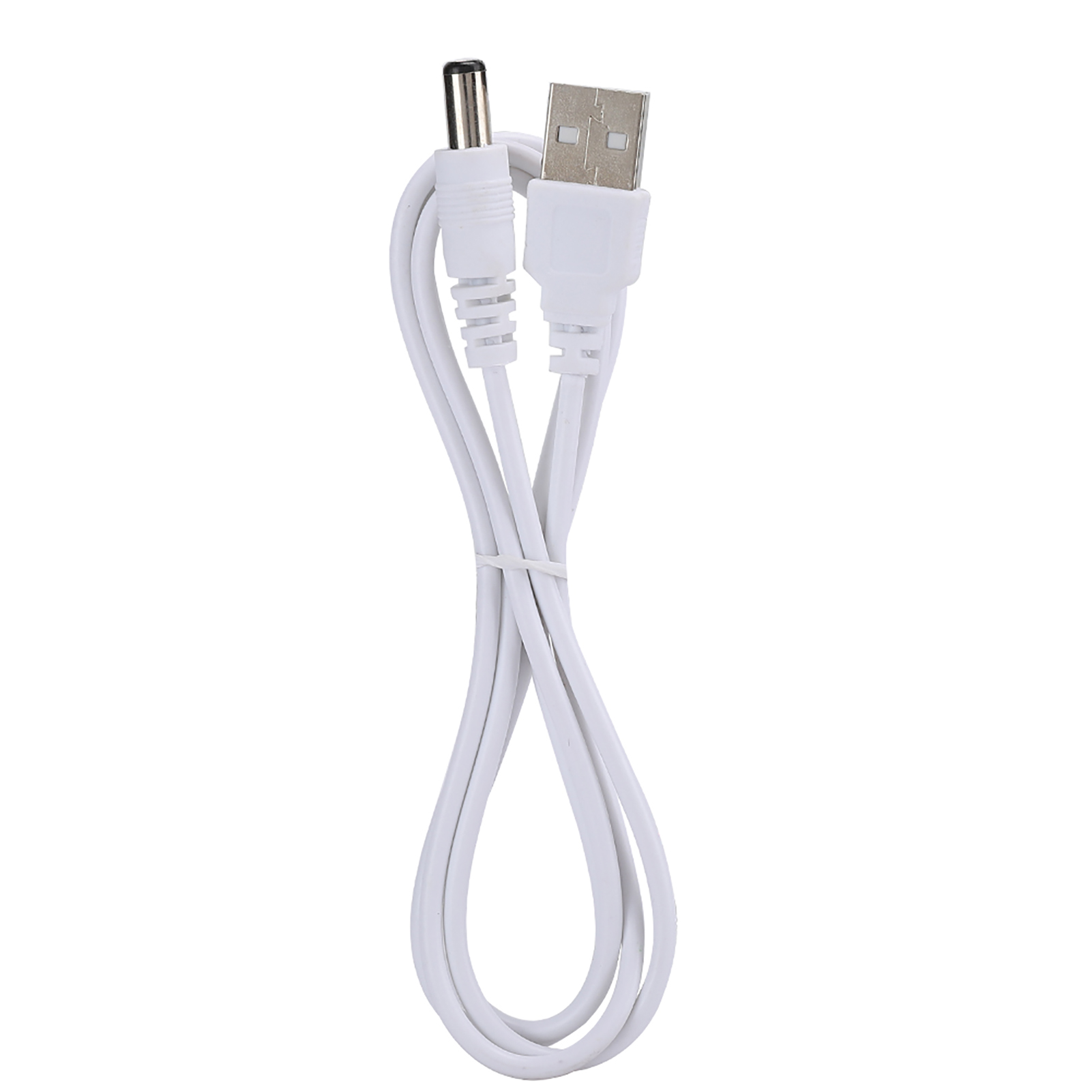 Weißes USB-Ladegerätkabel. Ein Ende ist USB, das andere ist DC. Das Kabel ist gebogen.