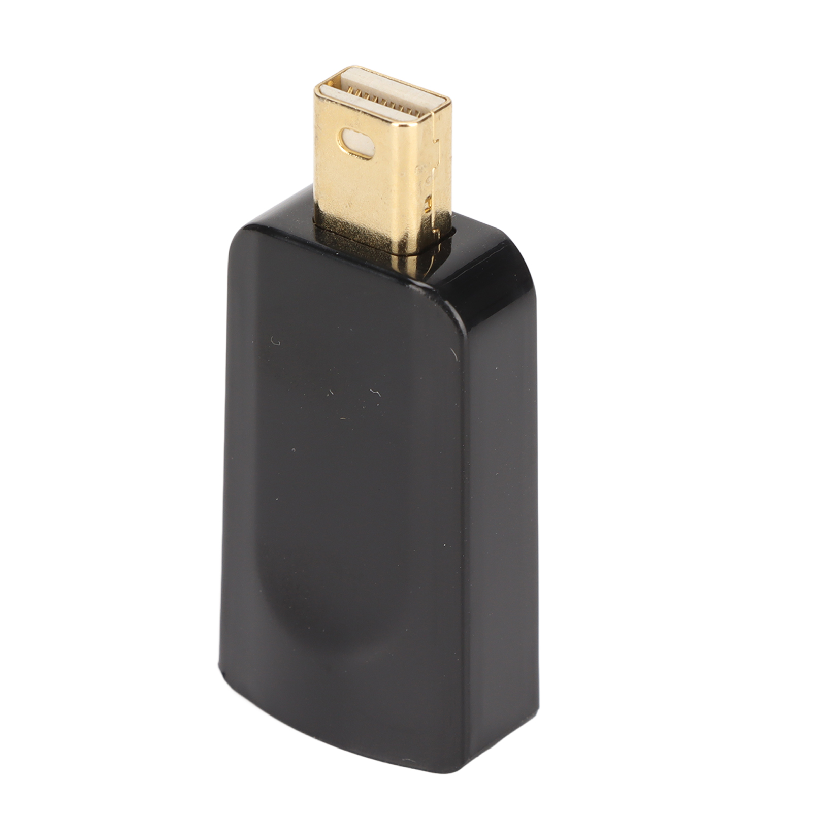 Schwarzer Adapter mit goldenem Stecker. Weißer Hintergrund. Winkelansicht, Produktaufnahme.