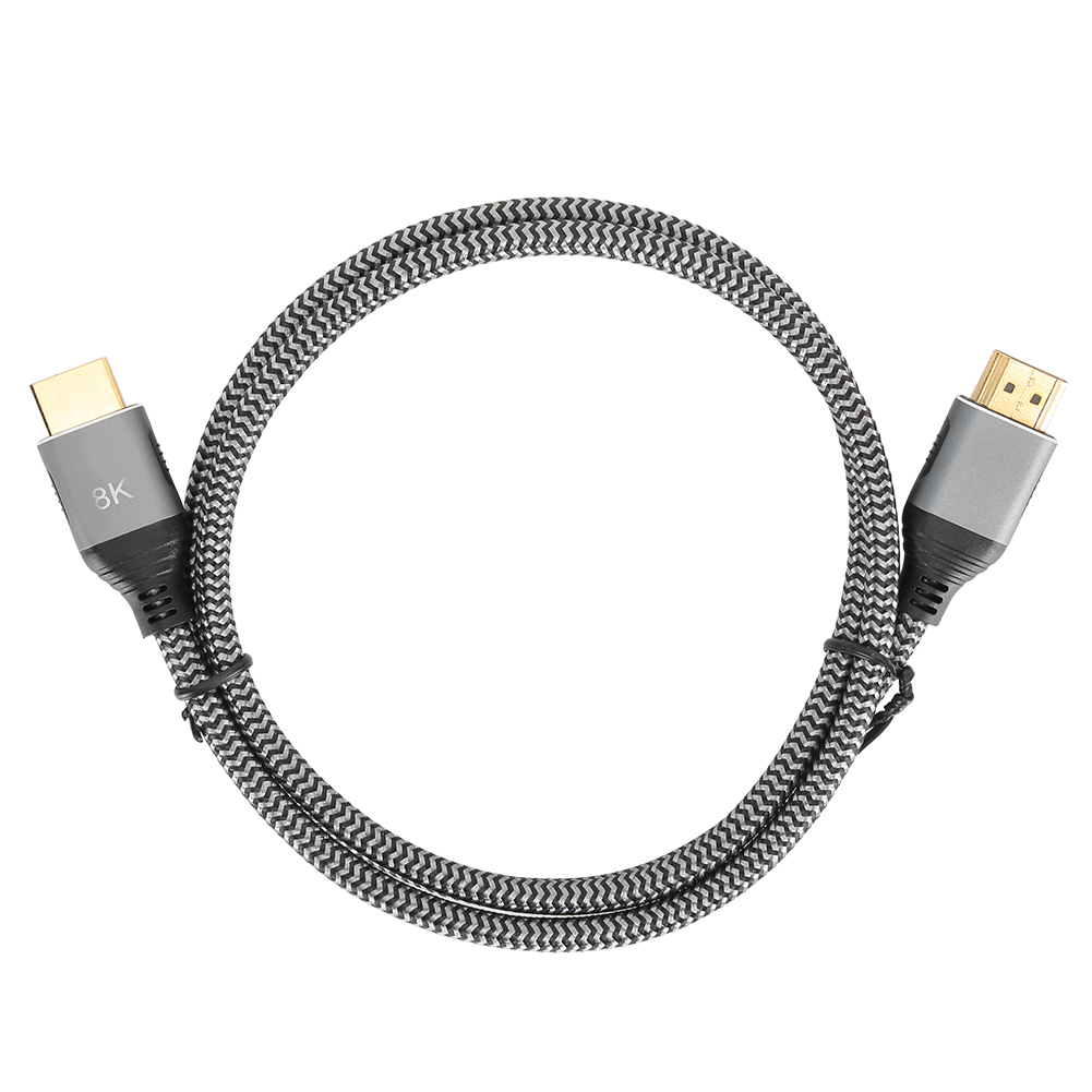 Ein schwarzes und graues 8K HDMI-Kabel mit Steckern an beiden Enden. Das Kabel ist kreisförmig.