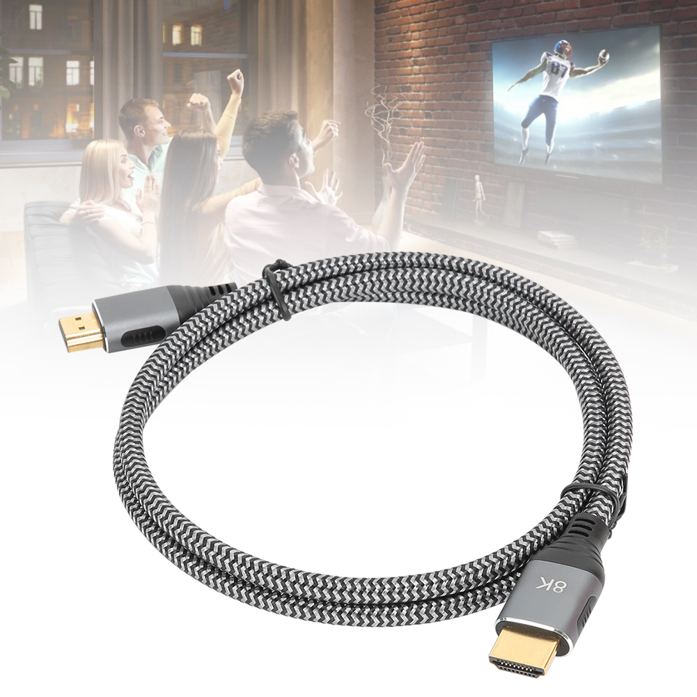 Ein HDMI-Kabel mit 8K-Text, mit einem Fernseher, der im Hintergrund ein Fußballspiel zeigt.