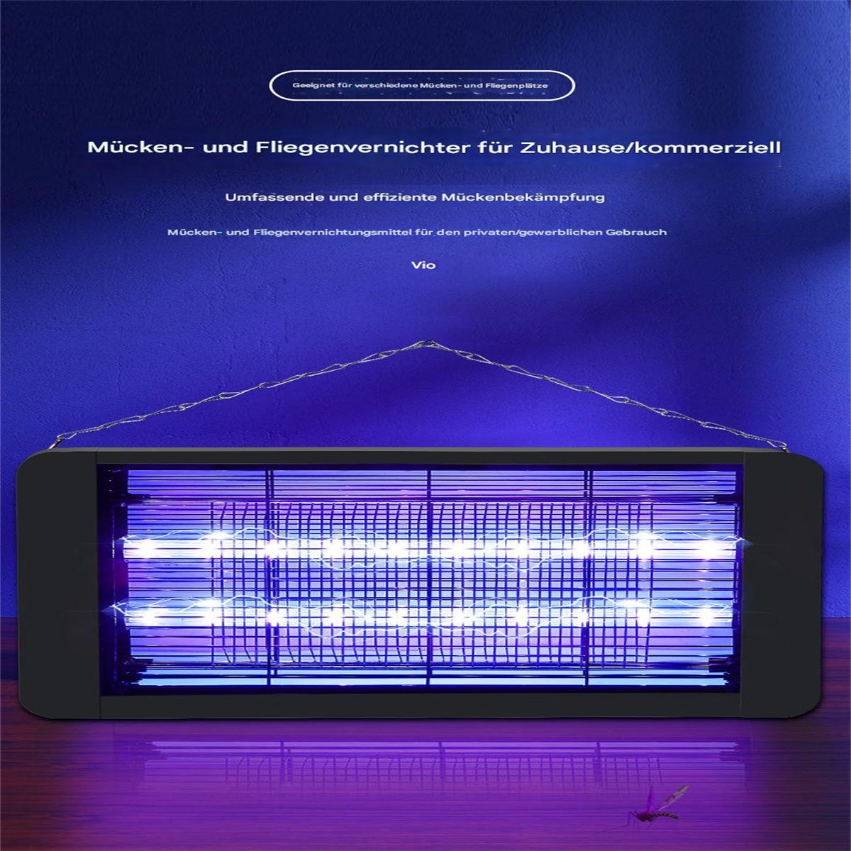 Ein schwarzer Moskitokiller mit blauem, gitterartigem Innenraum, der an Ketten hängt, mit deutschem Text.