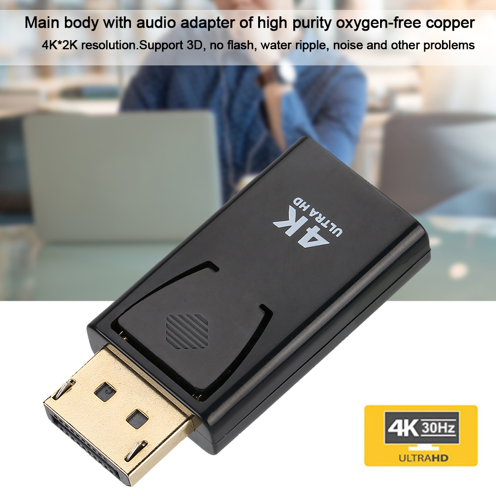 Ein schwarzer 4K Ultra HD Adapter mit goldenem Stecker, der seine Funktionen zeigt, mit verschwommenem Hintergrund.