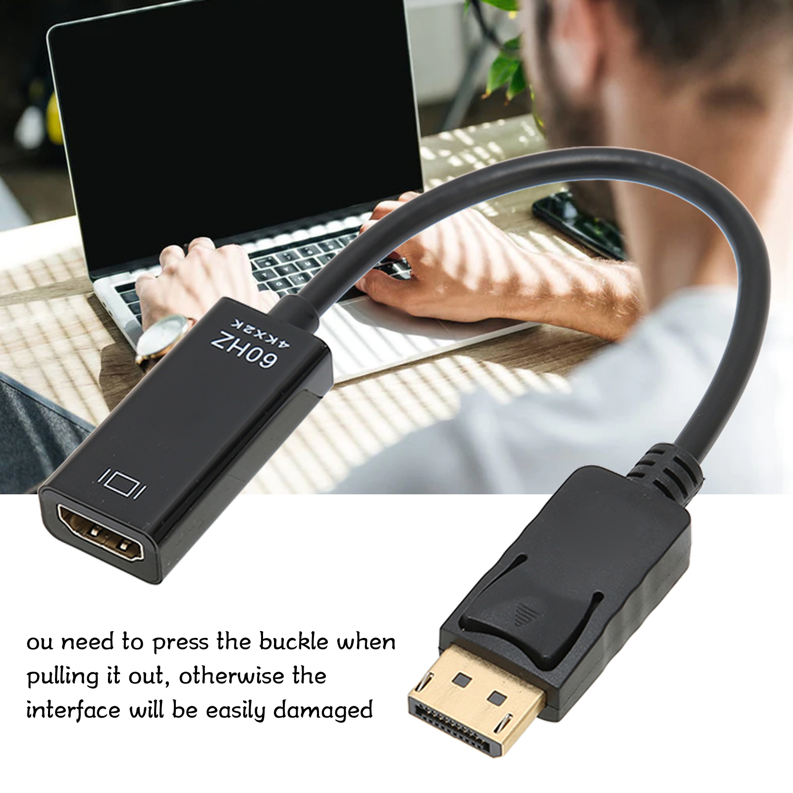 Person benutzt DisplayPort-zu-HDMI-Adapter, angeschlossen an Laptop, mit Text.