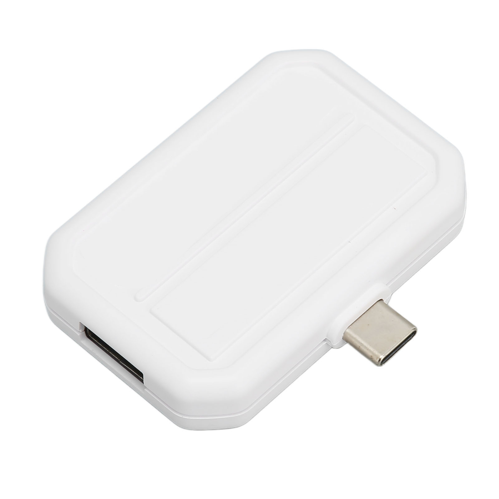 Ein weißes Gerät mit USB-C-Anschluss und USB-Anschluss auf weißem Hintergrund. Rechteckige Form.