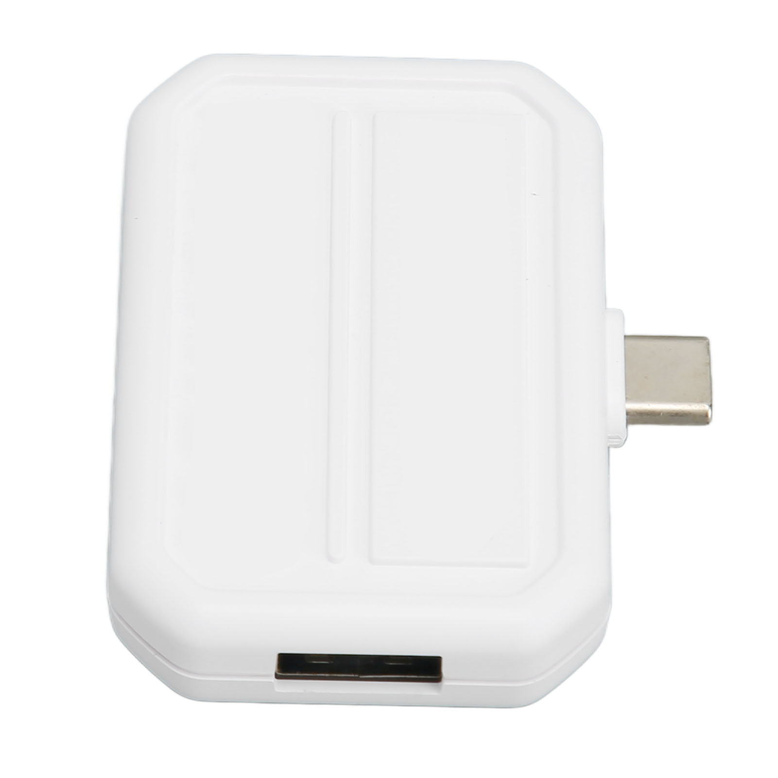 Ein weißes Gerät mit USB-Anschluss auf weißem Hintergrund. Rechteckige Form.