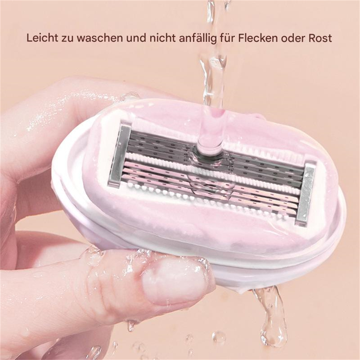 Eine Hand, die einen rosa Rasierer unter fließendem Wasser abspült.