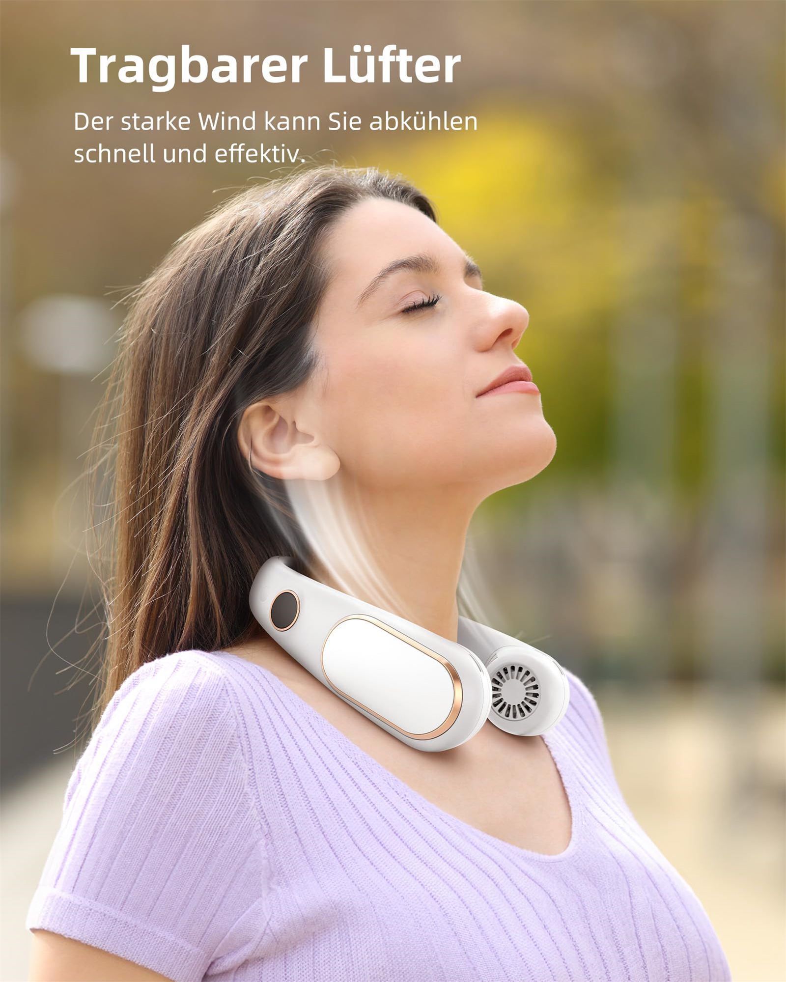 Eine Frau mit einem weißen Nackenventilator im Freien. Sie blickt nach oben und genießt den Luftstrom.