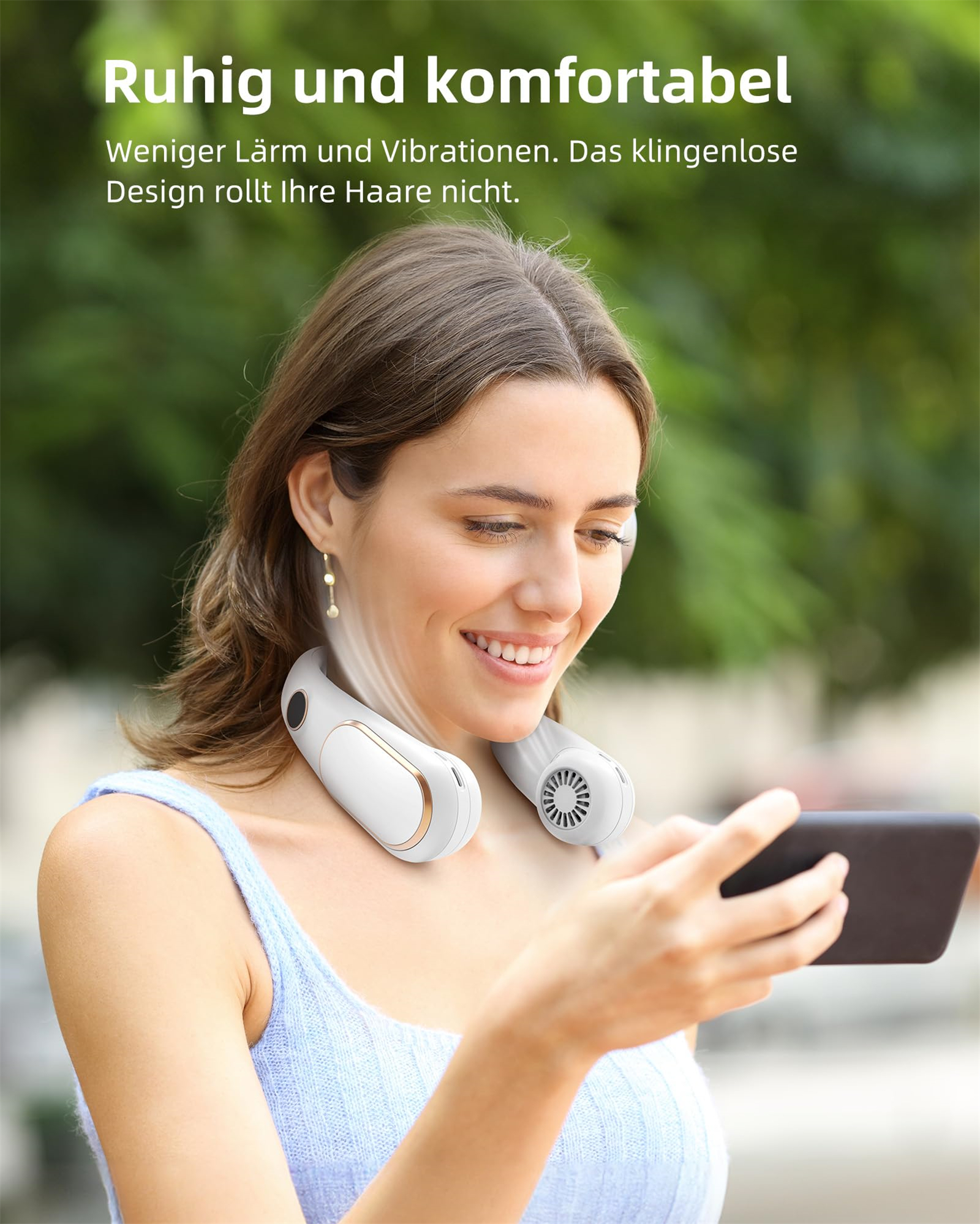 Frau mit Nackenfächer, lächelnd und auf ihr Telefon schauend. Text sagt ruhig und komfortabel.