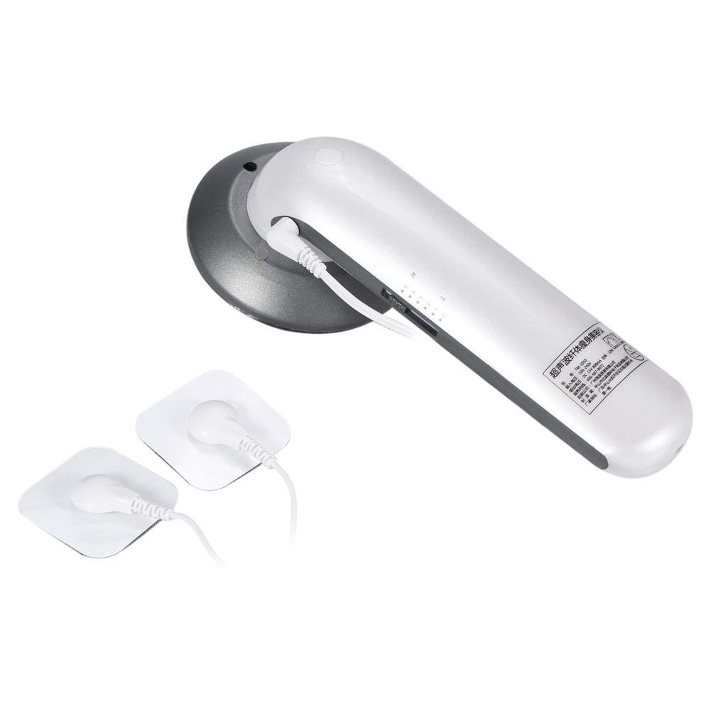 Ein weißes Körpermassagegerät mit zwei angeschlossenen Pads. Das Massagegerät ist weiß mit grauem Oberteil und Netzkabel.