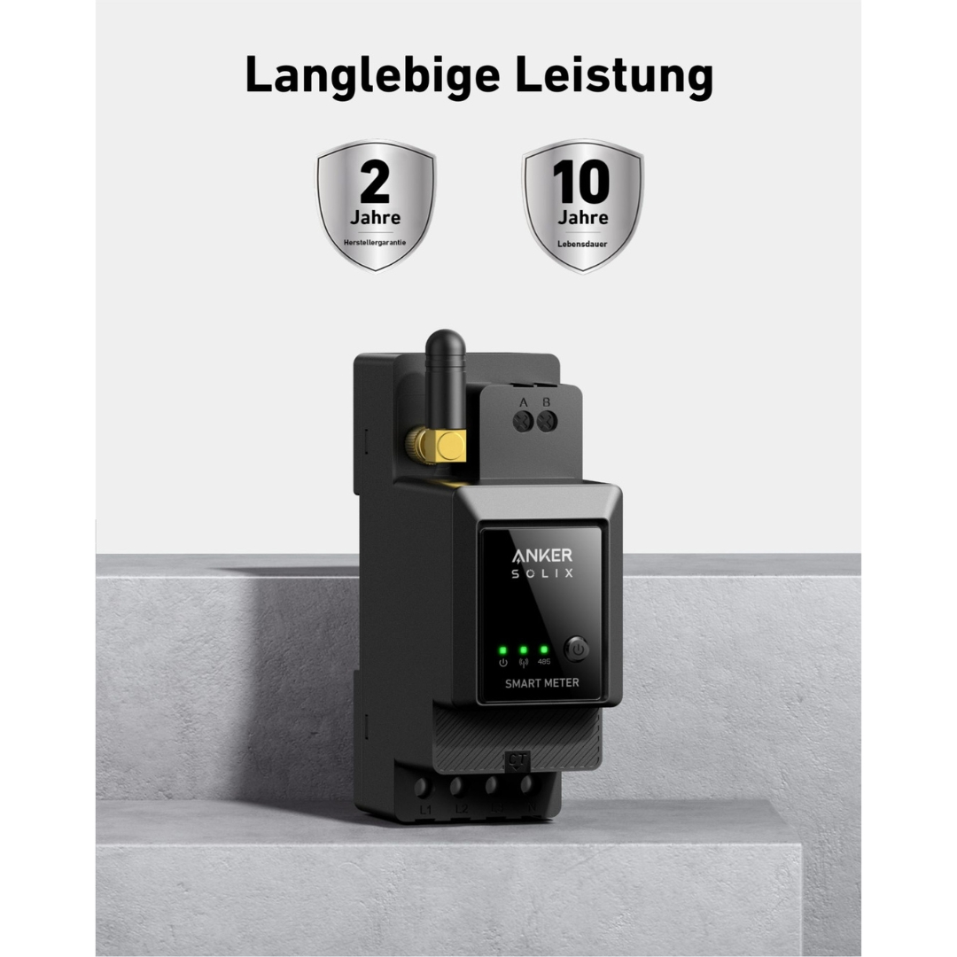Ein schwarzer Smart Meter mit Antenne, Etiketten und grünen Lichtern. Zwei Schilder zeigen 2 und 10 Jahre Garantie.