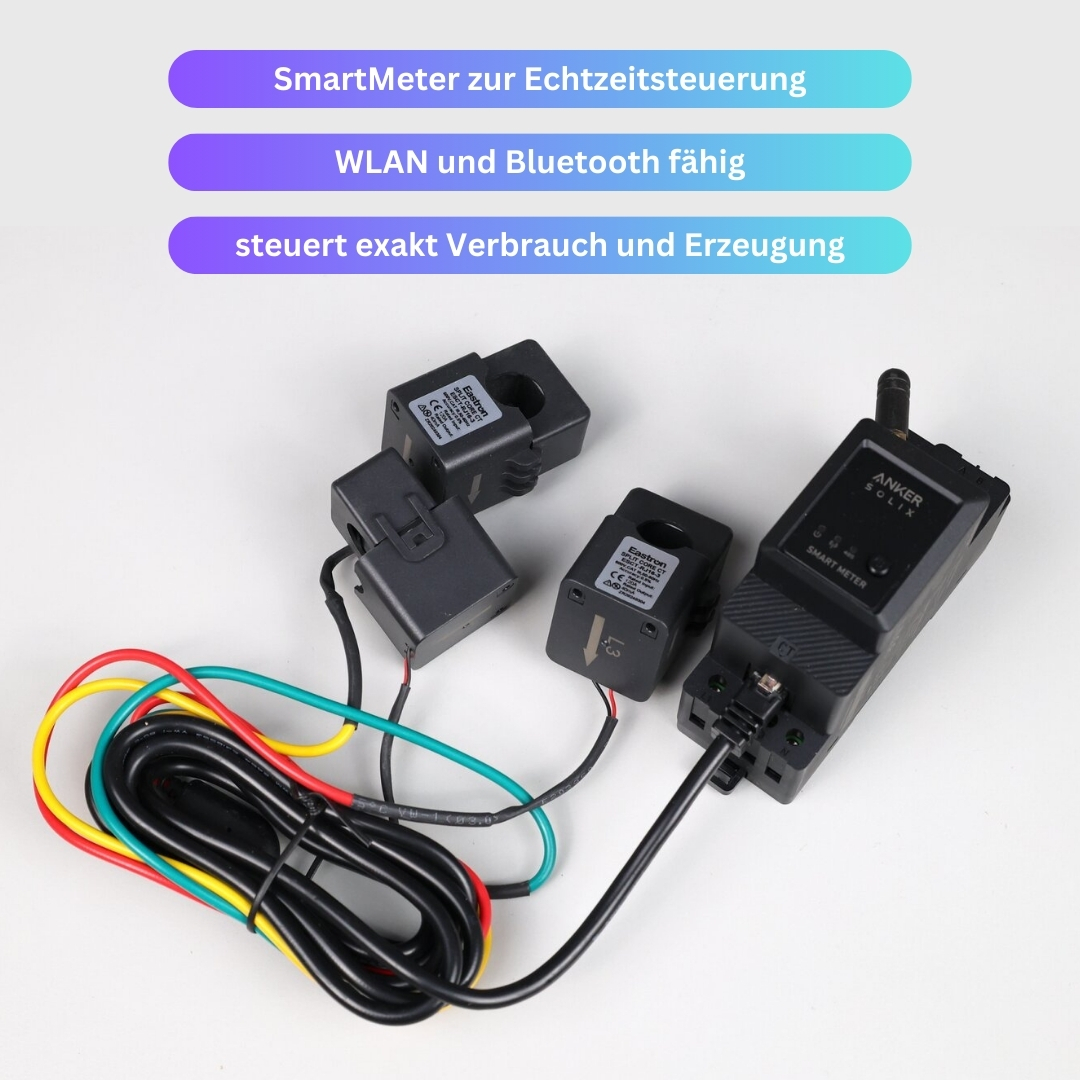 Ein Aufbau mit Smart-Meter-Komponenten, darunter schwarze Messgeräte, Drähte und ein Gerät, das Energieinformationen anzeigt.