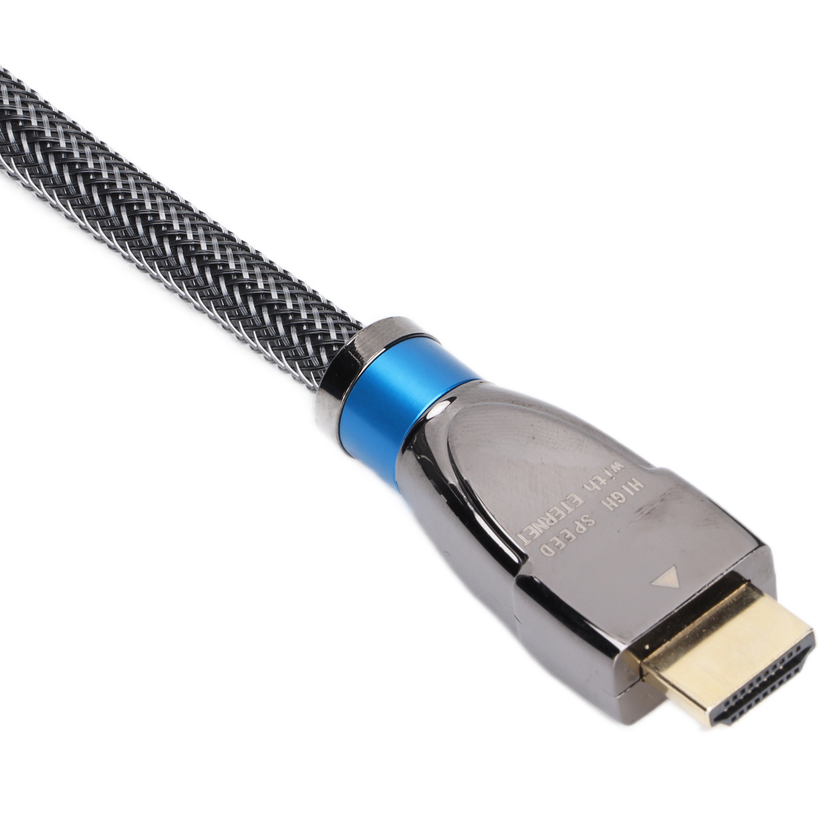 Nahaufnahme eines schwarzen HDMI-Kabels mit blauen Akzenten und einem Anschluss auf weißem Hintergrund.