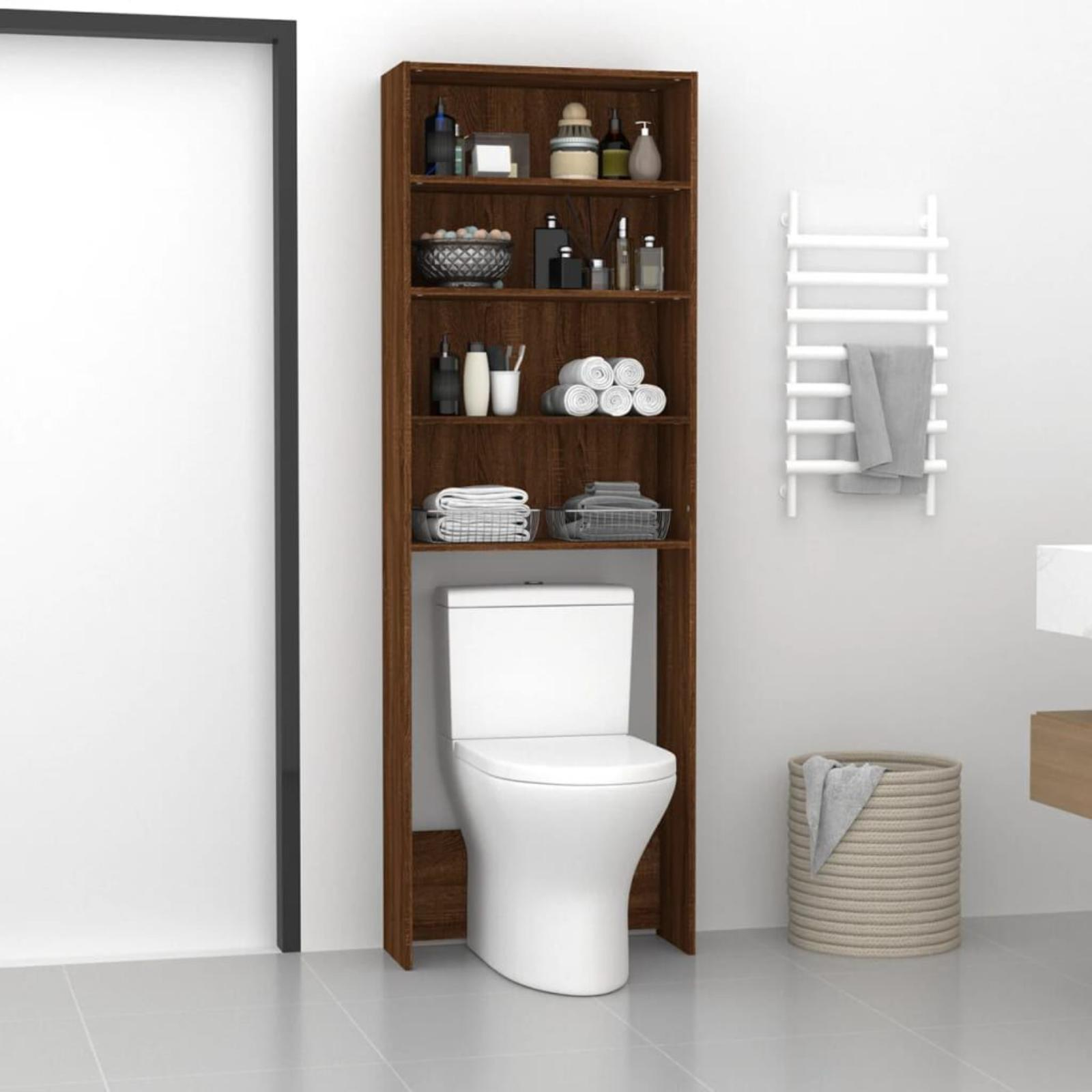 Ein dunkelbraunes Regal über einer Toilette. Handtücher, Toilettenartikel und andere Gegenstände auf den Regalen.