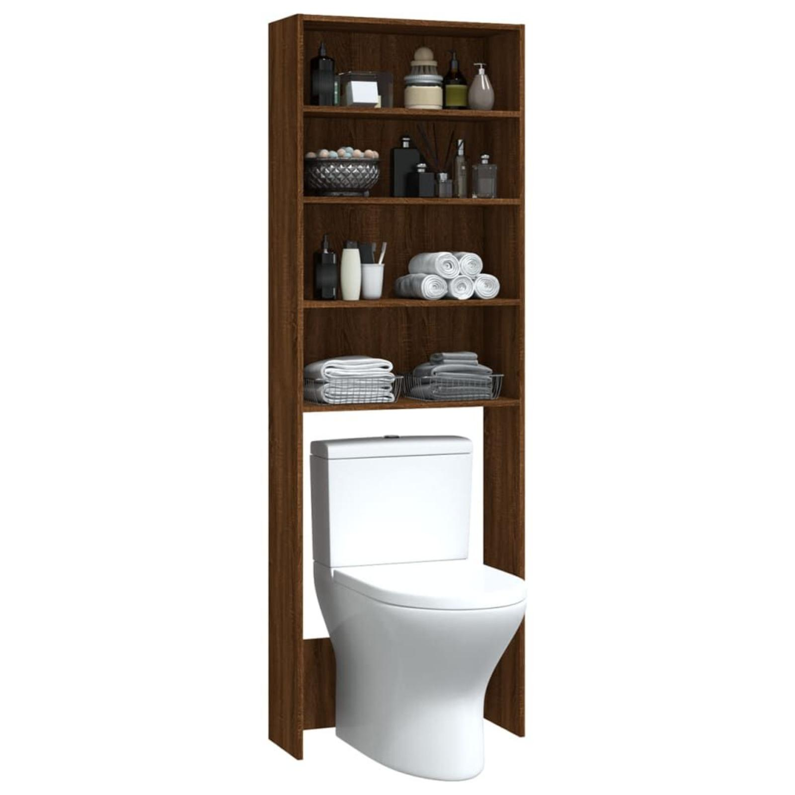 Ein dunkelbraunes Regal über einer Toilette. Handtücher, Toilettenartikel und andere Gegenstände auf den Regalen.