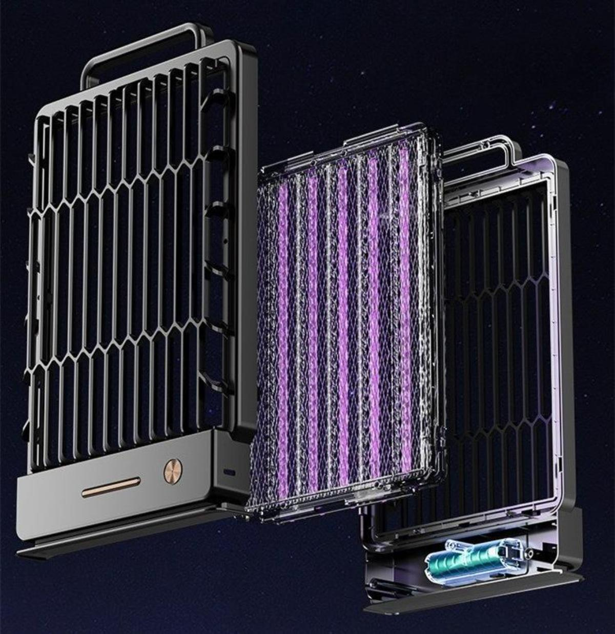 Zerlegtes Gerät mit Teilen: Außenschale, violettes Lichtgitter und eine Batterie. Dunkler Hintergrund.