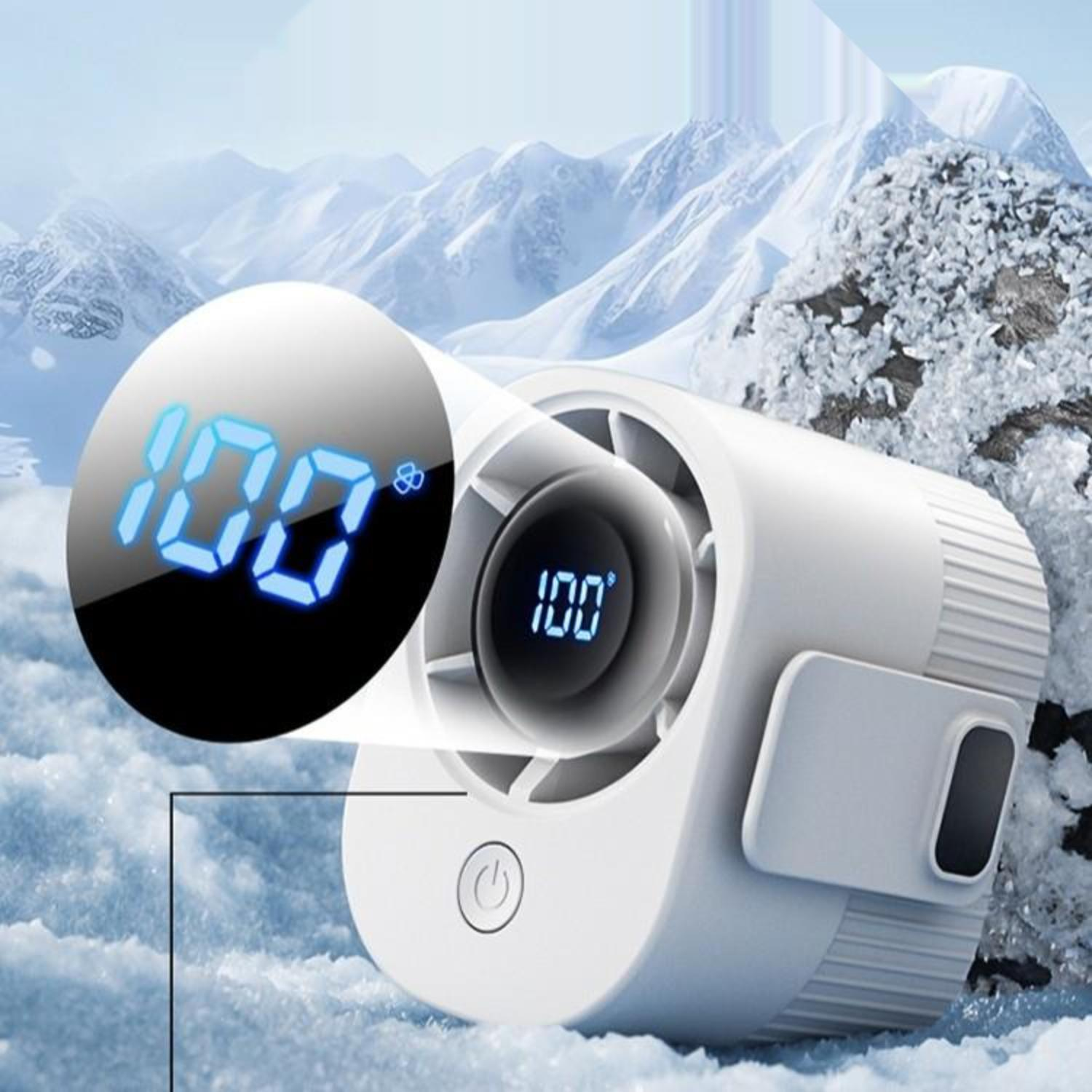Weißer tragbarer Ventilator im Schnee. Bildschirm zeigt '100'. Blaue digitale Zahlen auf schwarzem Bildschirm. Verschneiter Berggrund.