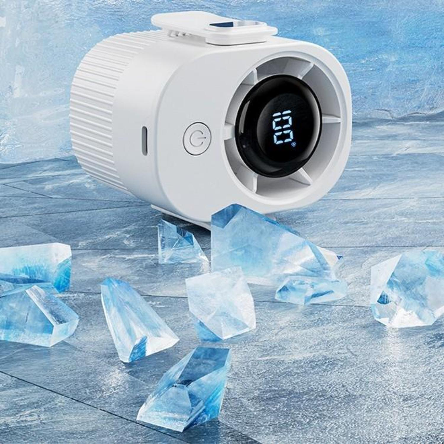 Weißer und schwarzer tragbarer Ventilator mit Digitalanzeige. Eiswürfel liegen auf einer hellblauen, reflektierenden Oberfläche.
