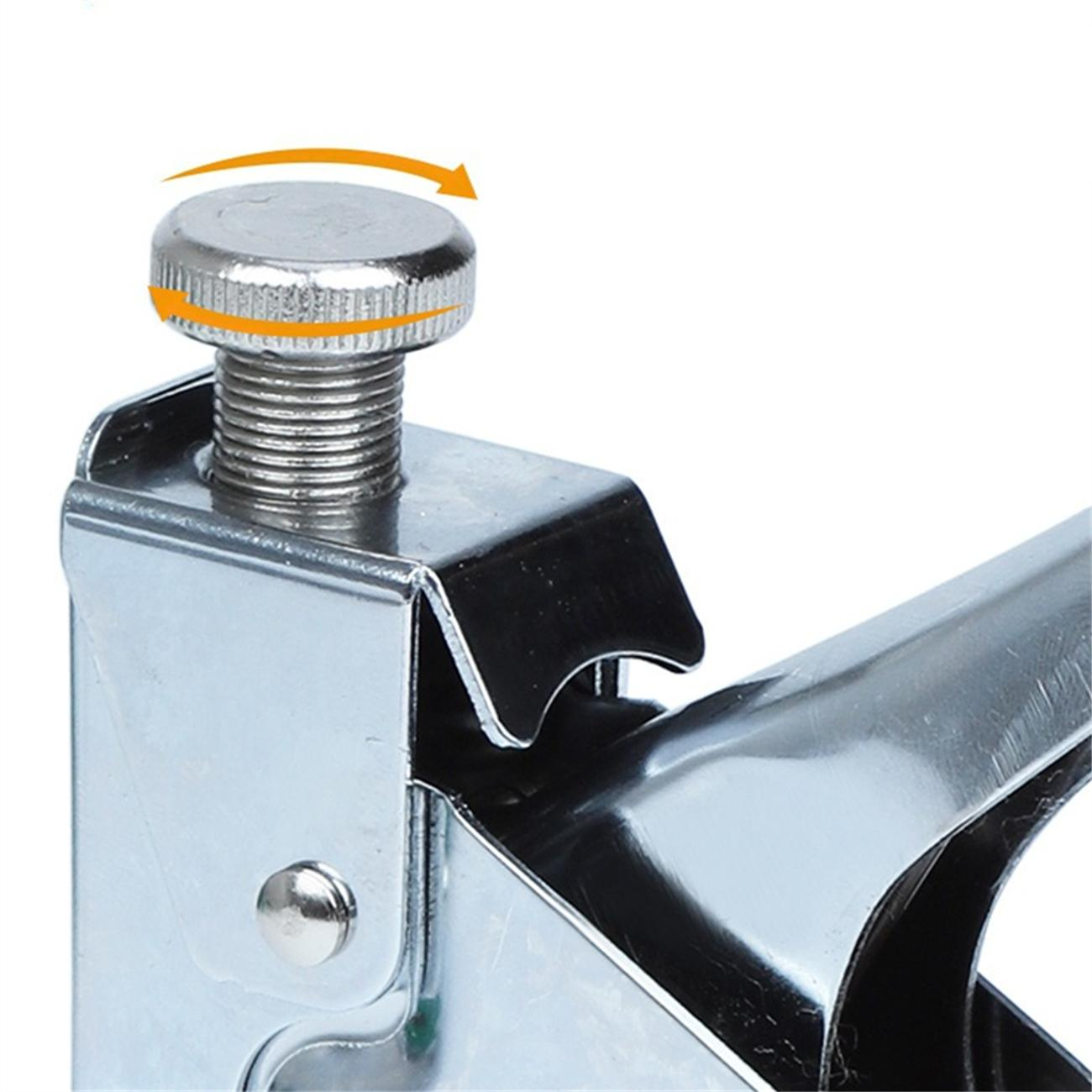 Nahaufnahme eines Metallteils mit einer drehbaren Schraube. Die Schraube ist silberfarben und hat einen Pfeil.